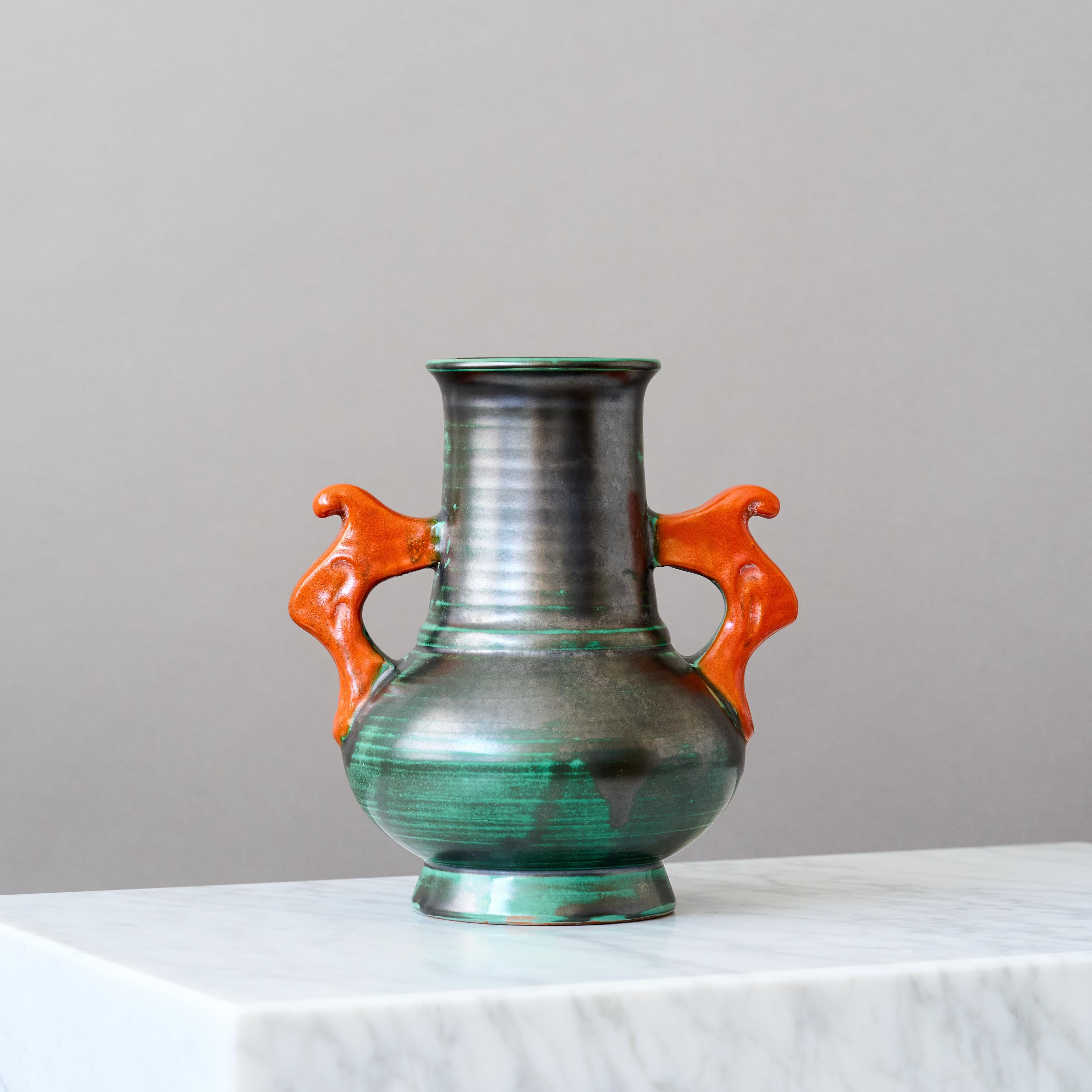 Suédois Vase Artful Green en céramique Art Deco par Upsala Ekeby, Suède, années 1930 en vente
