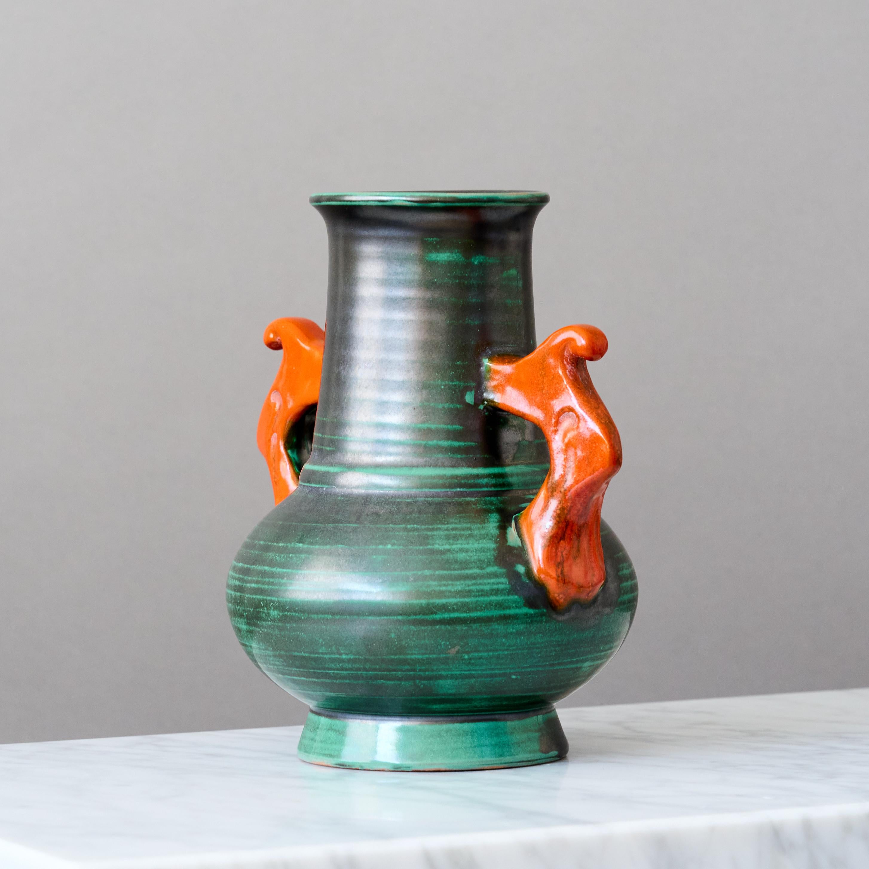 20ième siècle Vase Artful Green en céramique Art Deco par Upsala Ekeby, Suède, années 1930 en vente