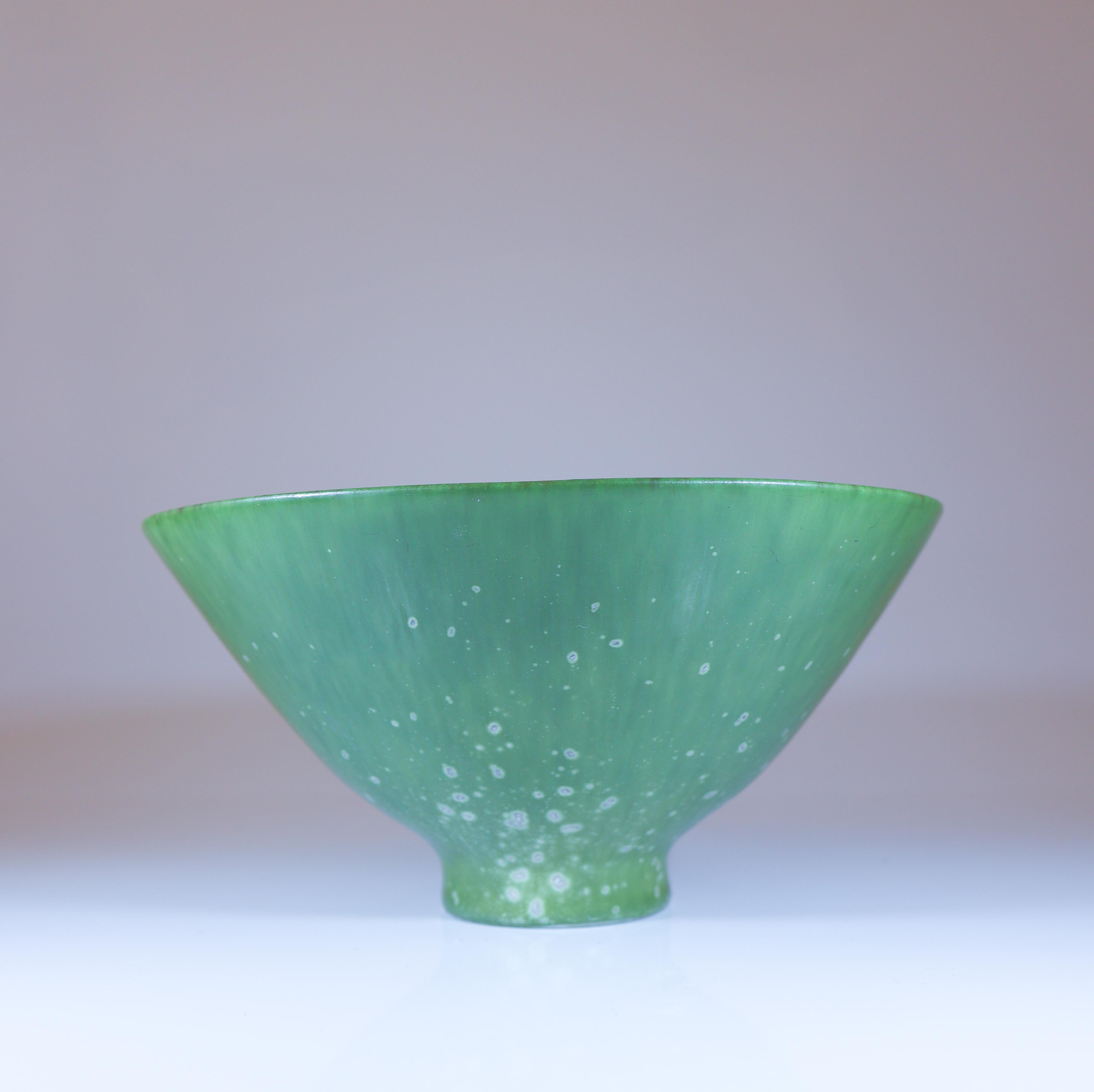 Cuenco verde con un impresionante vidriado diseñado por Carl-Harry Stålhane en Rörstrand, mide 19 cm de diámetro y 9,5 cm de alto. Está en excelente estado, marcado como 1ª calidad. 

Carl-Harry Stålhane es uno de los nombres más importantes en lo