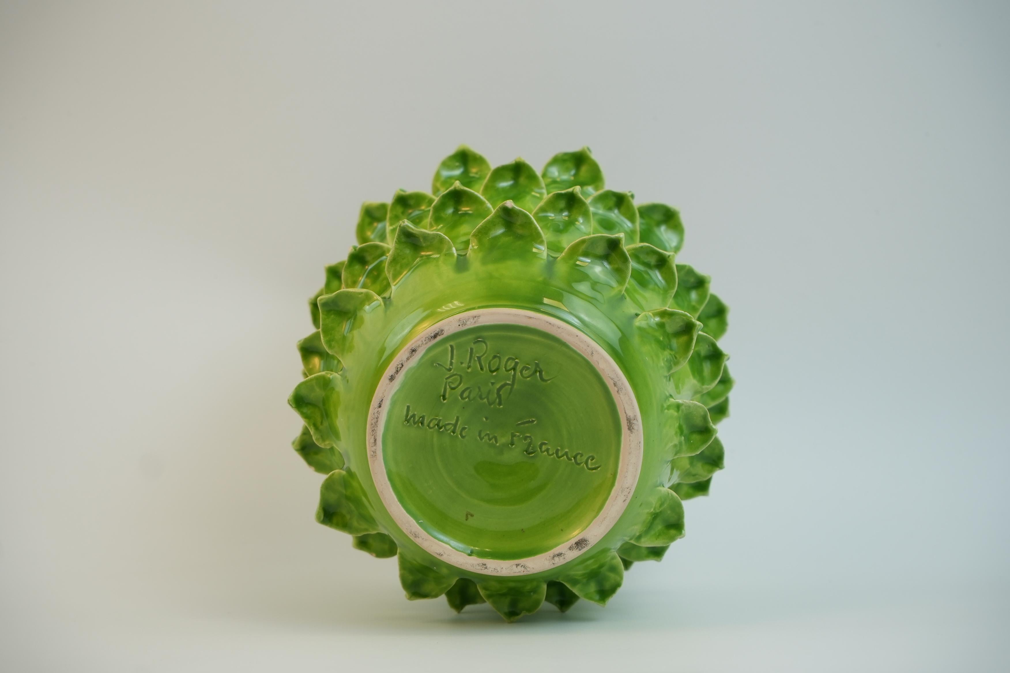 Mid-Century Modern Cache pot en céramique verte à décor de feuilles par Jean Roger circa 1960 en vente