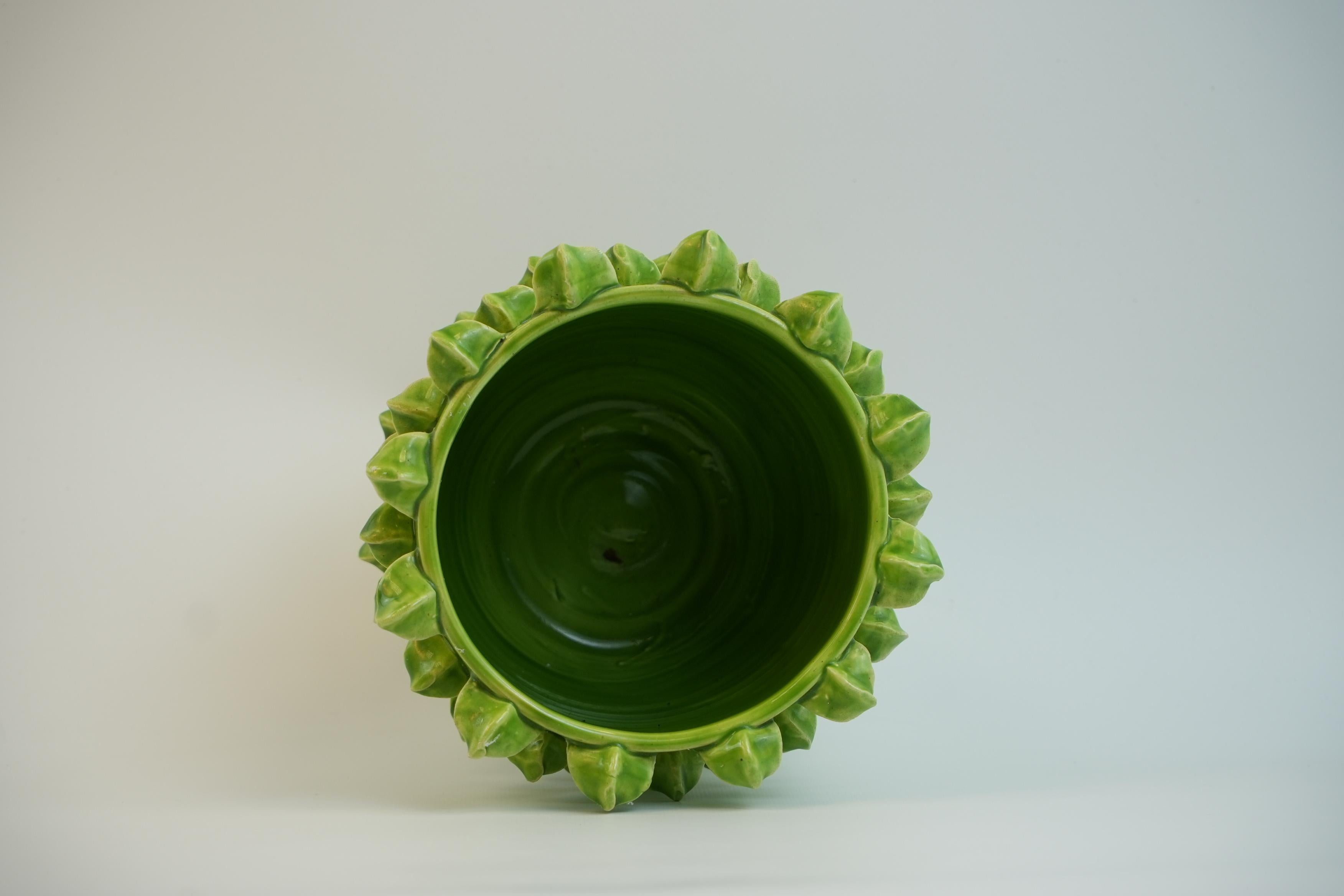 Français Cache pot en céramique verte à décor de feuilles par Jean Roger circa 1960 en vente