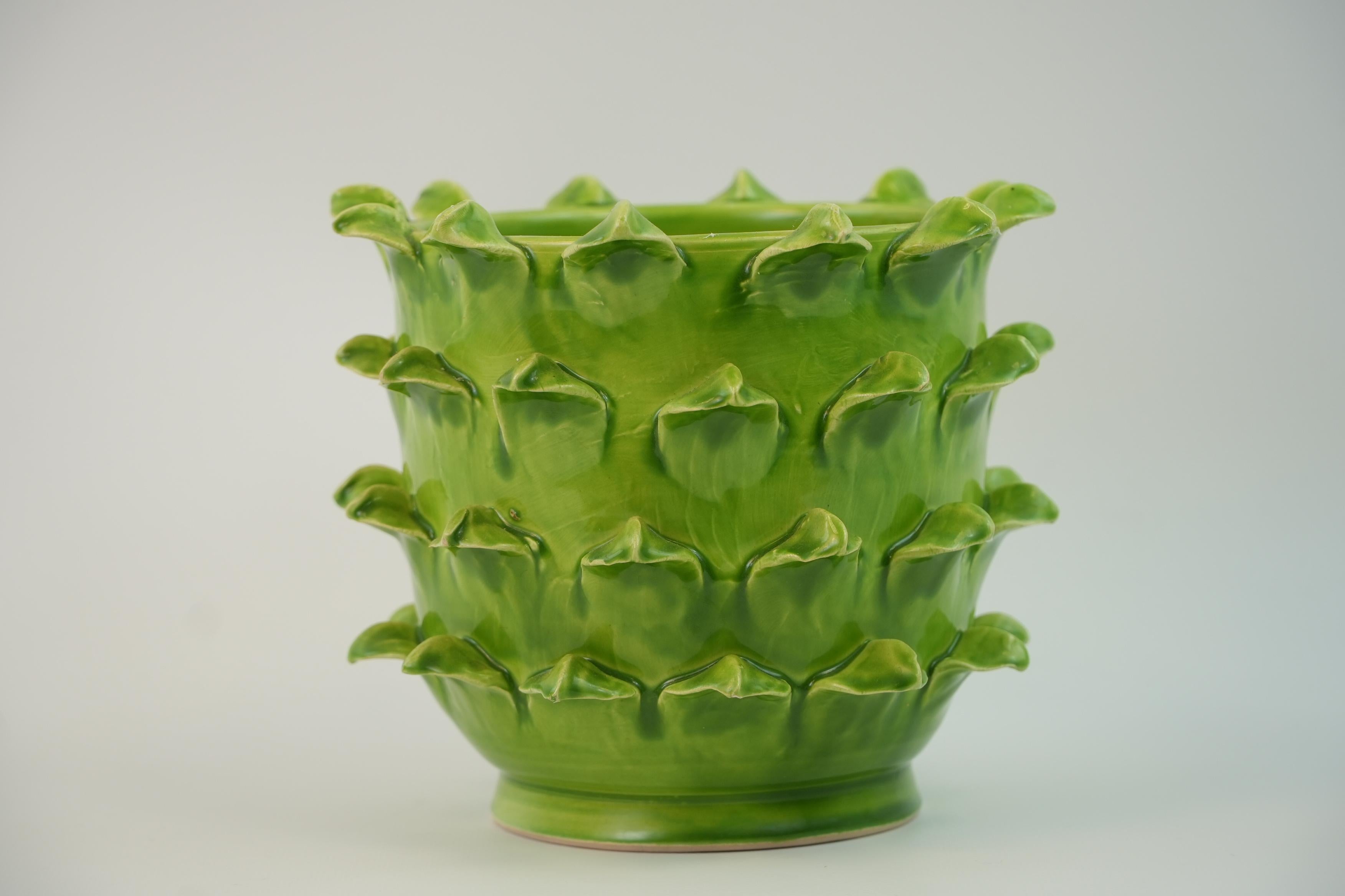 Milieu du XXe siècle Cache pot en céramique verte à décor de feuilles par Jean Roger circa 1960 en vente