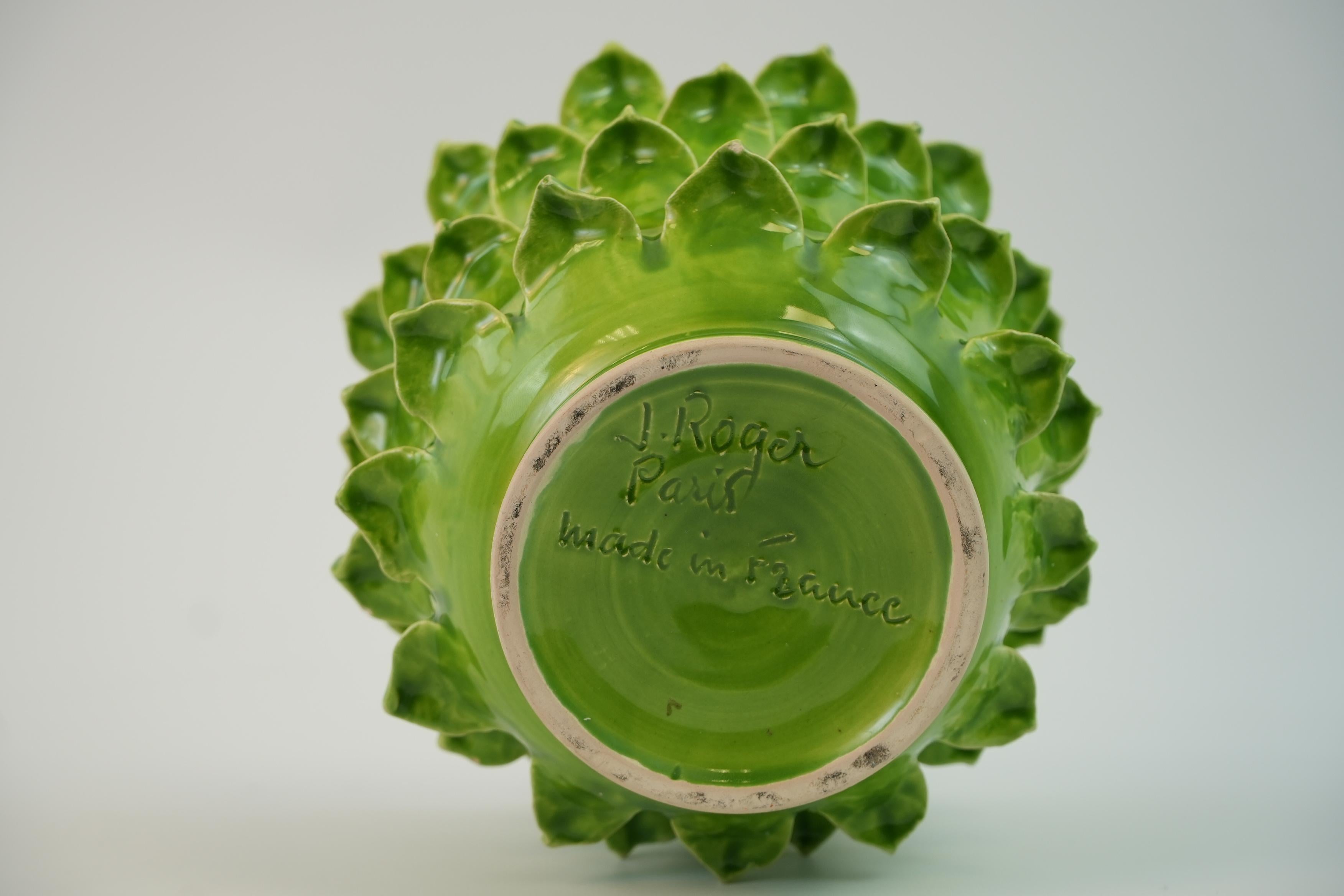 Céramique Cache pot en céramique verte à décor de feuilles par Jean Roger circa 1960 en vente