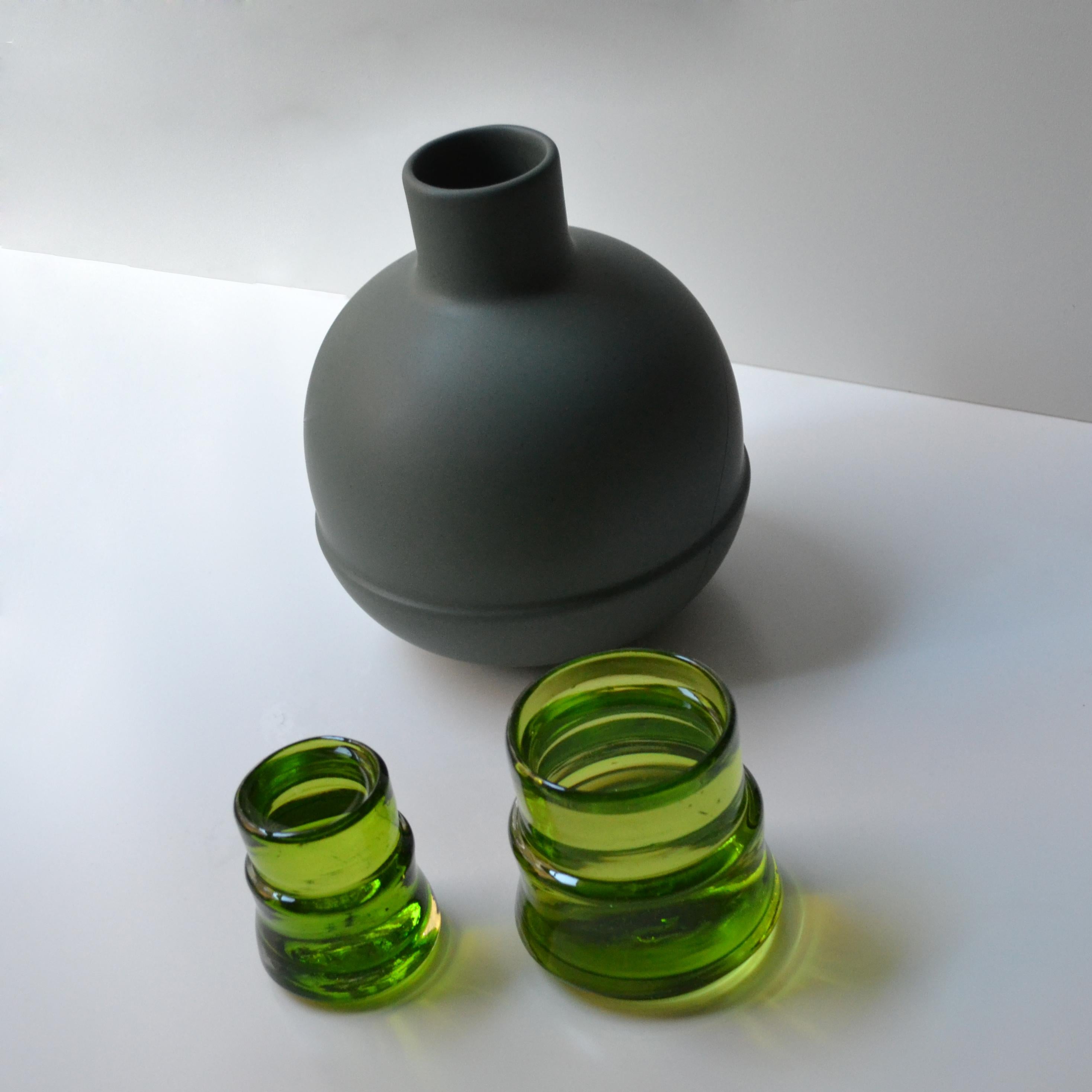 Our carafe colection is a tribute to the traditional pitchers of the regions of Tonala´ and Tlaquepaque in Jalisco, these two regions developed during the period of the conquest as pottery centers.
Originally these bottles were used to store water