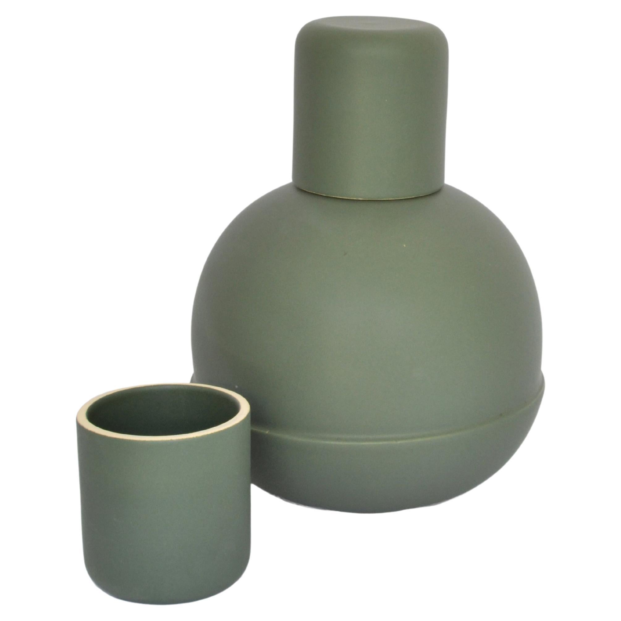 Carafe et tasses en céramique verte inspirées des pichets traditionnels du Mexique.  en vente