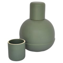 Carafe et tasses en céramique verte inspirées des pichets traditionnels du Mexique. 