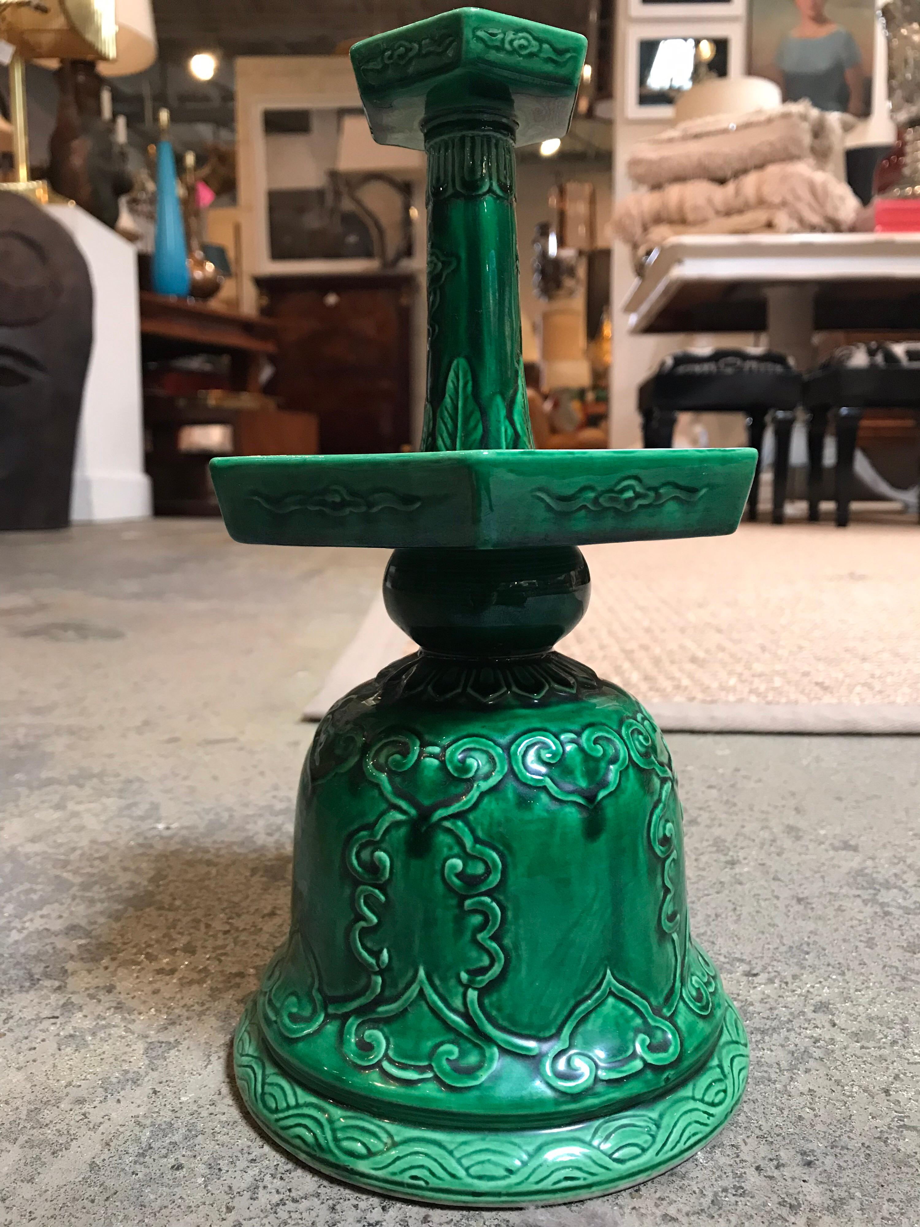 Diese chinesischen Kerzenhalter aus grüner Keramik werden im Paar geliefert. Sie sind glasiert und weisen mehrere interessante handgefertigte Designs und Muster auf der Oberfläche auf. Auf der Unterseite des Stücks befindet sich außerdem ein