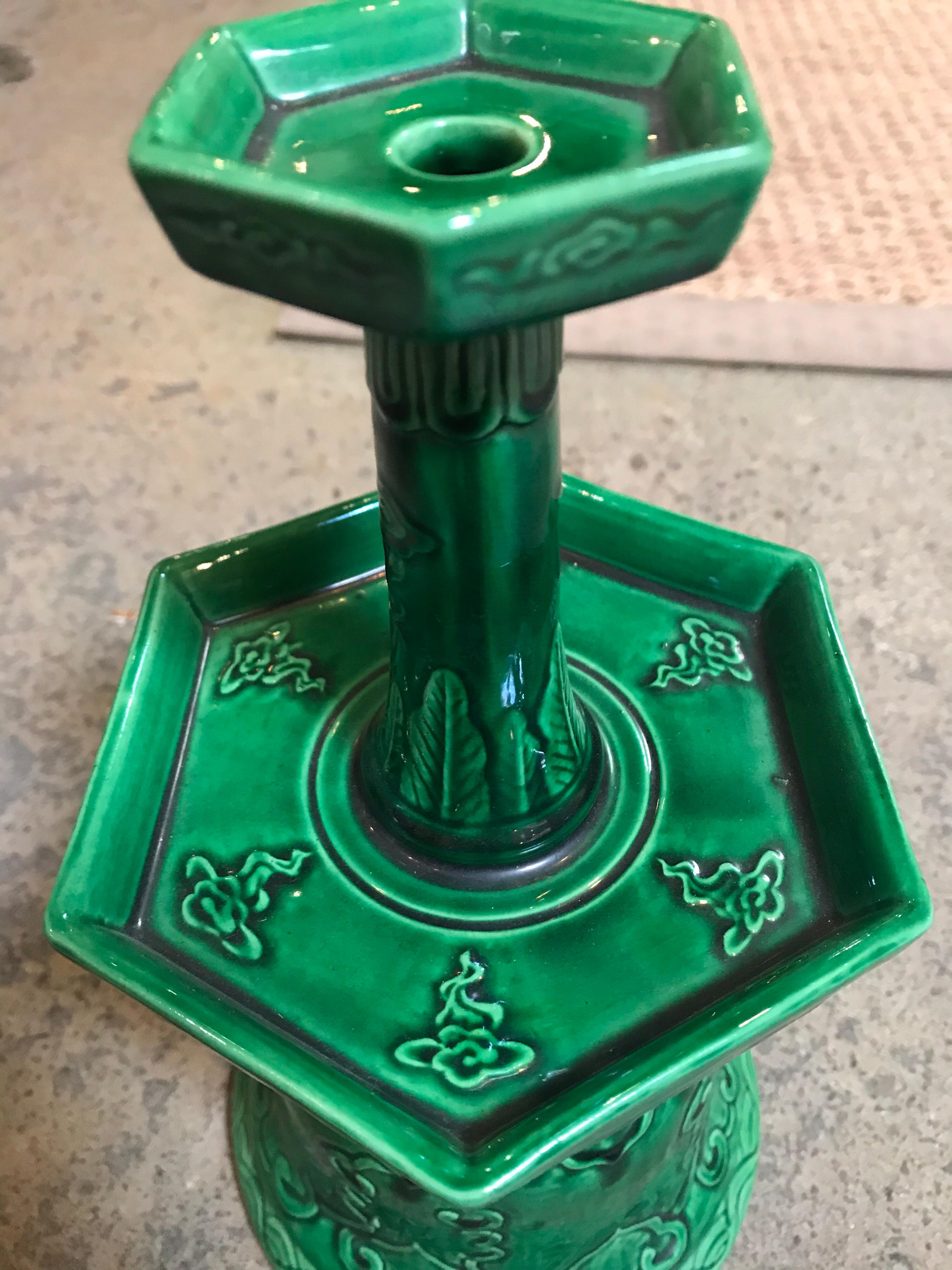 Chinesische Kerzenständer aus grüner Keramik (Qing-Dynastie) im Angebot