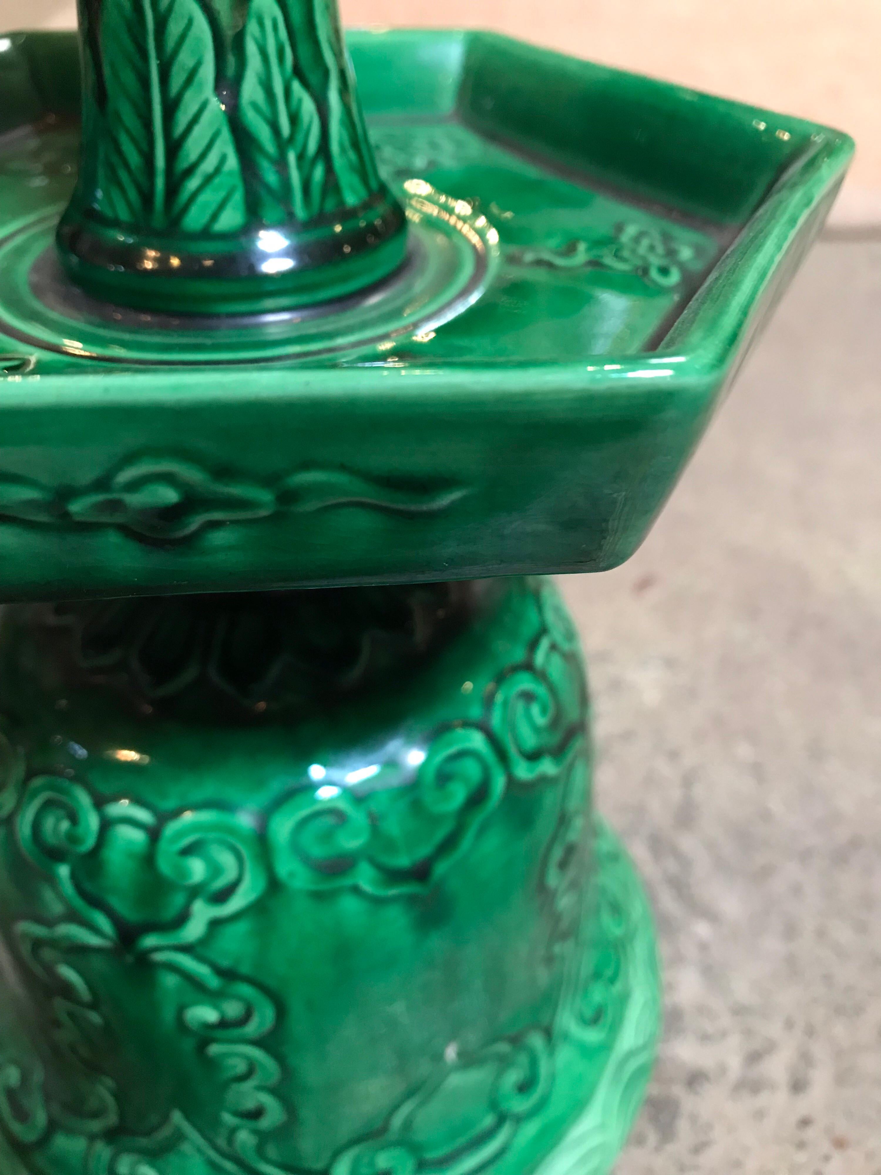 Chinesische Kerzenständer aus grüner Keramik im Angebot 1