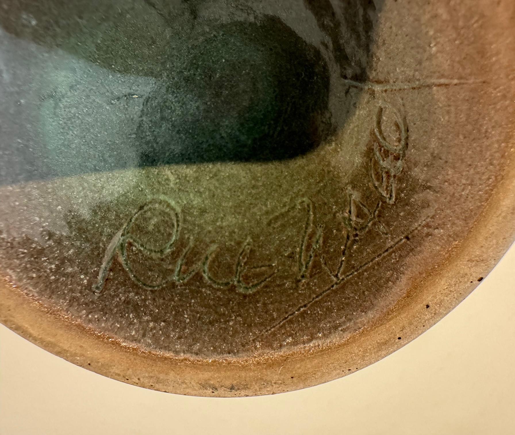 Milieu du XXe siècle Tasse en céramique verte signée par Ruelland en vente