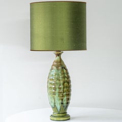 Lampada curva in ceramica verde, paralume verde e marrone su misura di R. Houben