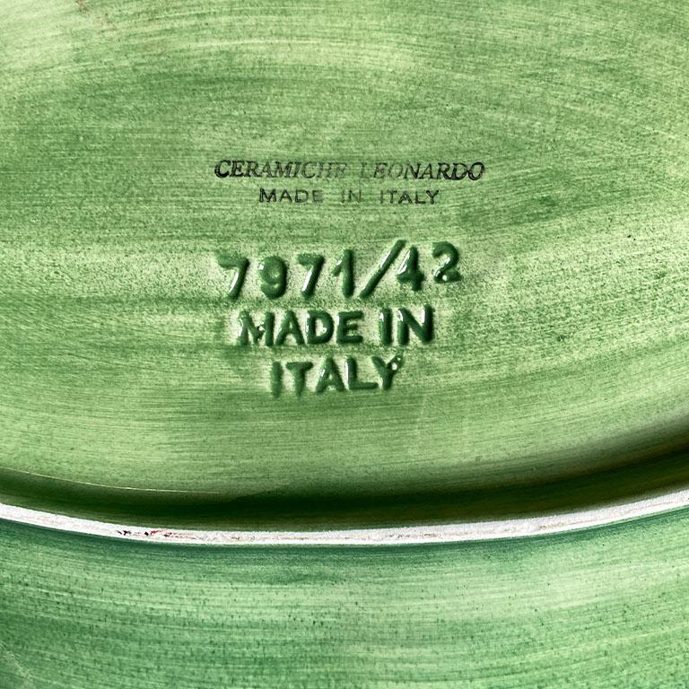 Ovaler Teller aus grüner Keramik mit italienischem Blattmotiv, Keramik Ceramiche (Italienisch) im Angebot