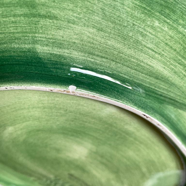Ovaler Teller aus grüner Keramik mit italienischem Blattmotiv, Keramik Ceramiche (Glasiert) im Angebot
