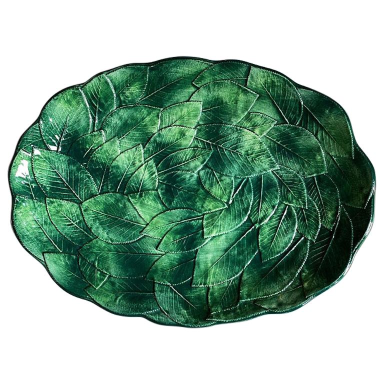 Ovaler Teller aus grüner Keramik mit italienischem Blattmotiv, Keramik Ceramiche