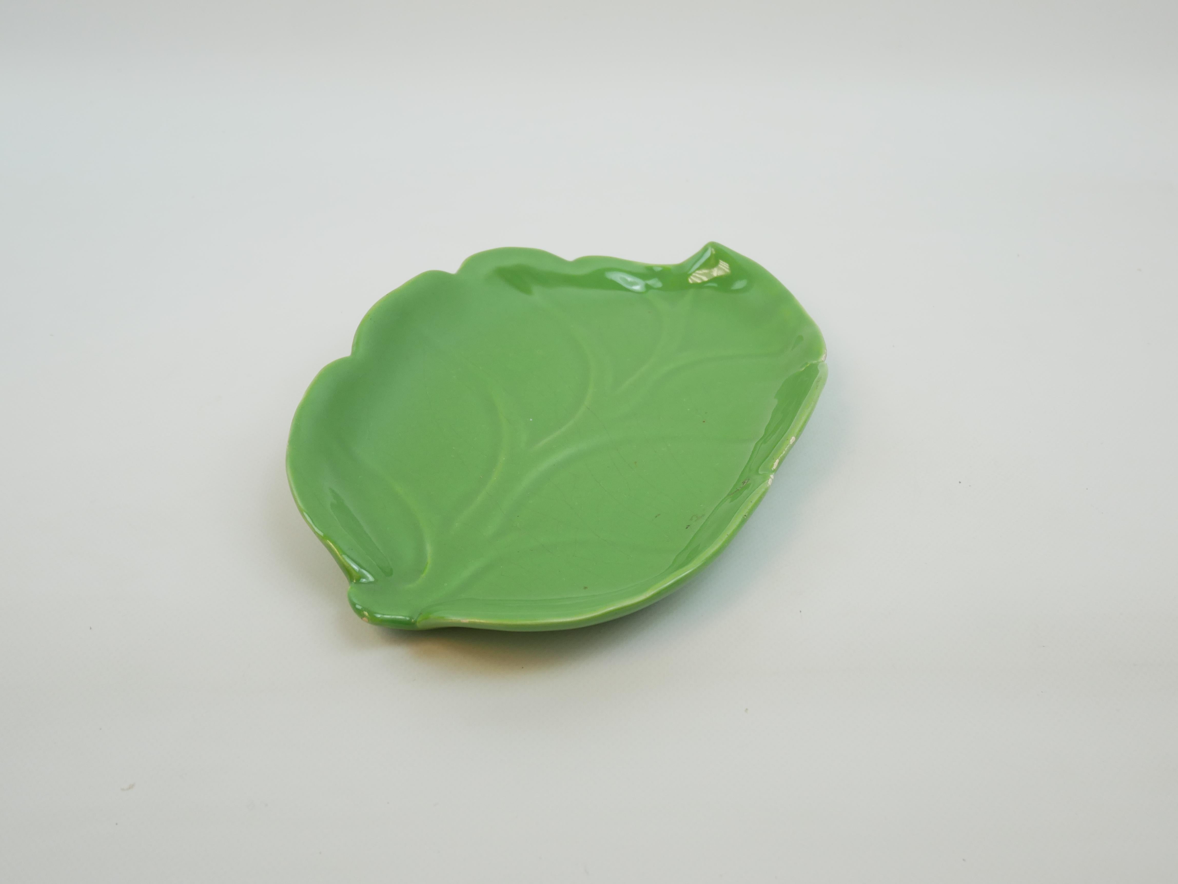 Ordenador de hojas de cerámica verde de Madoura Vallauris circa 1950 Francés en venta