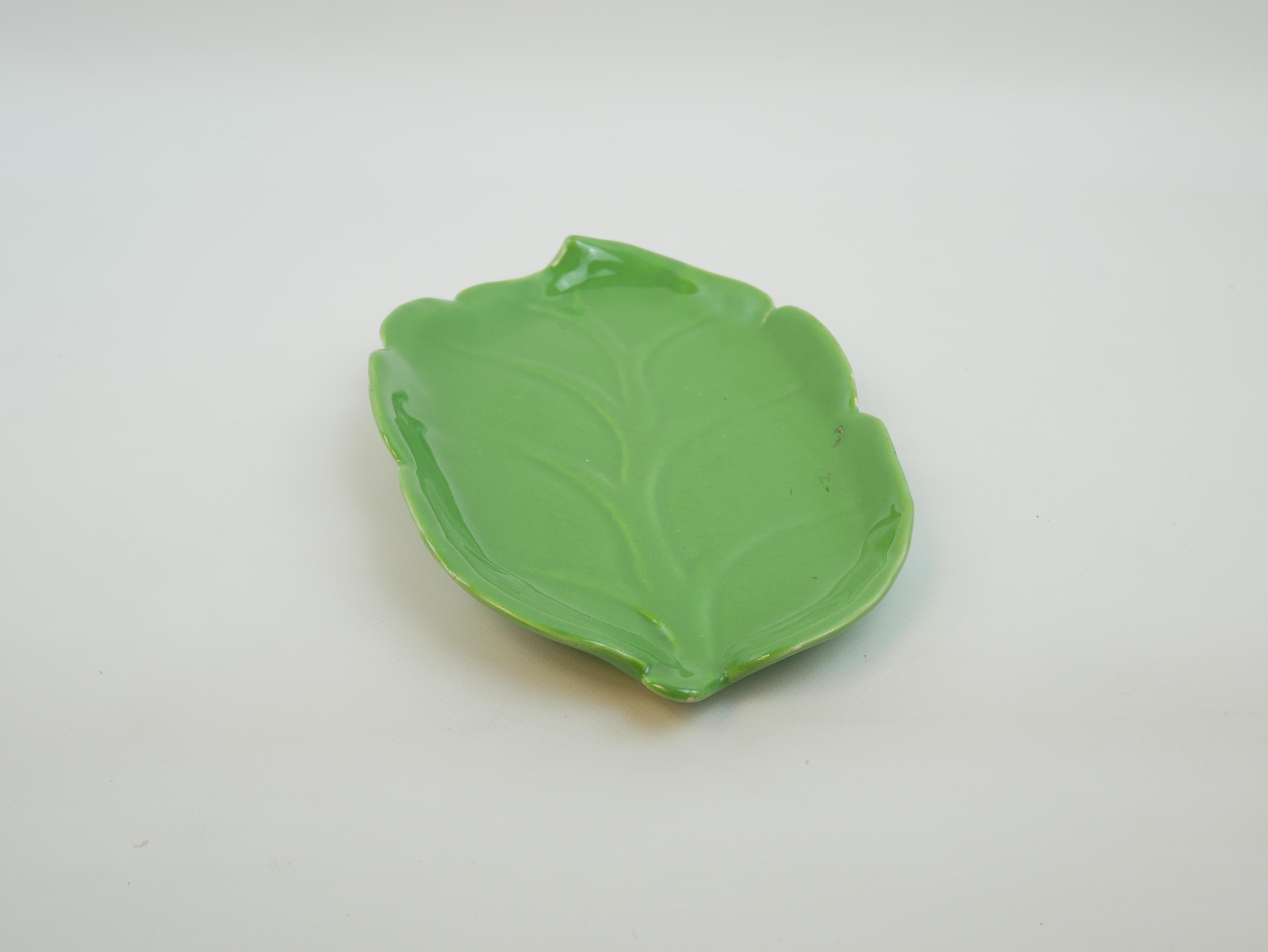 Ordenador de hojas de cerámica verde de Madoura Vallauris circa 1950 en Bueno estado para la venta en NICE, FR