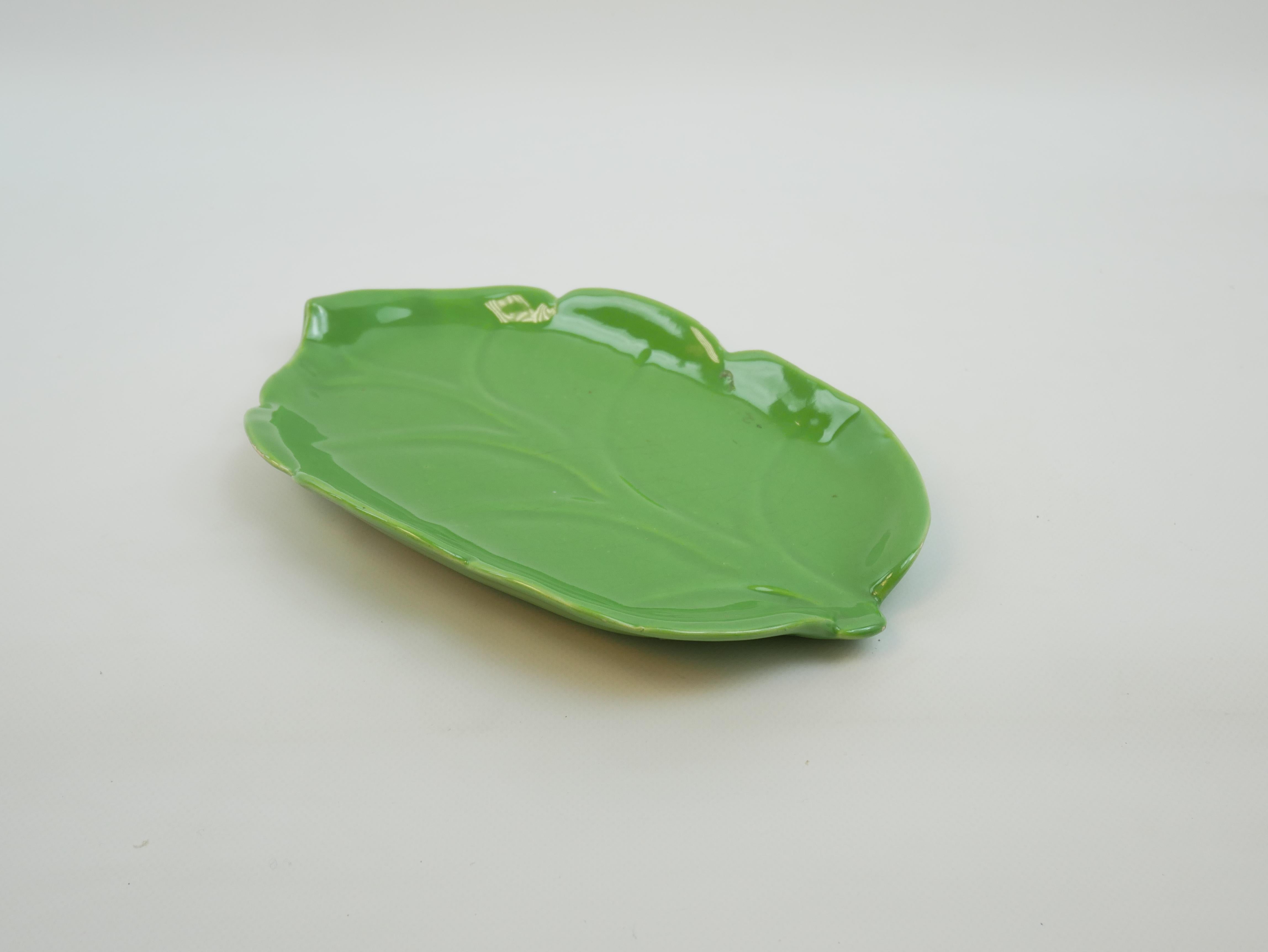 Ordenador de hojas de cerámica verde de Madoura Vallauris circa 1950 mediados del siglo XX en venta
