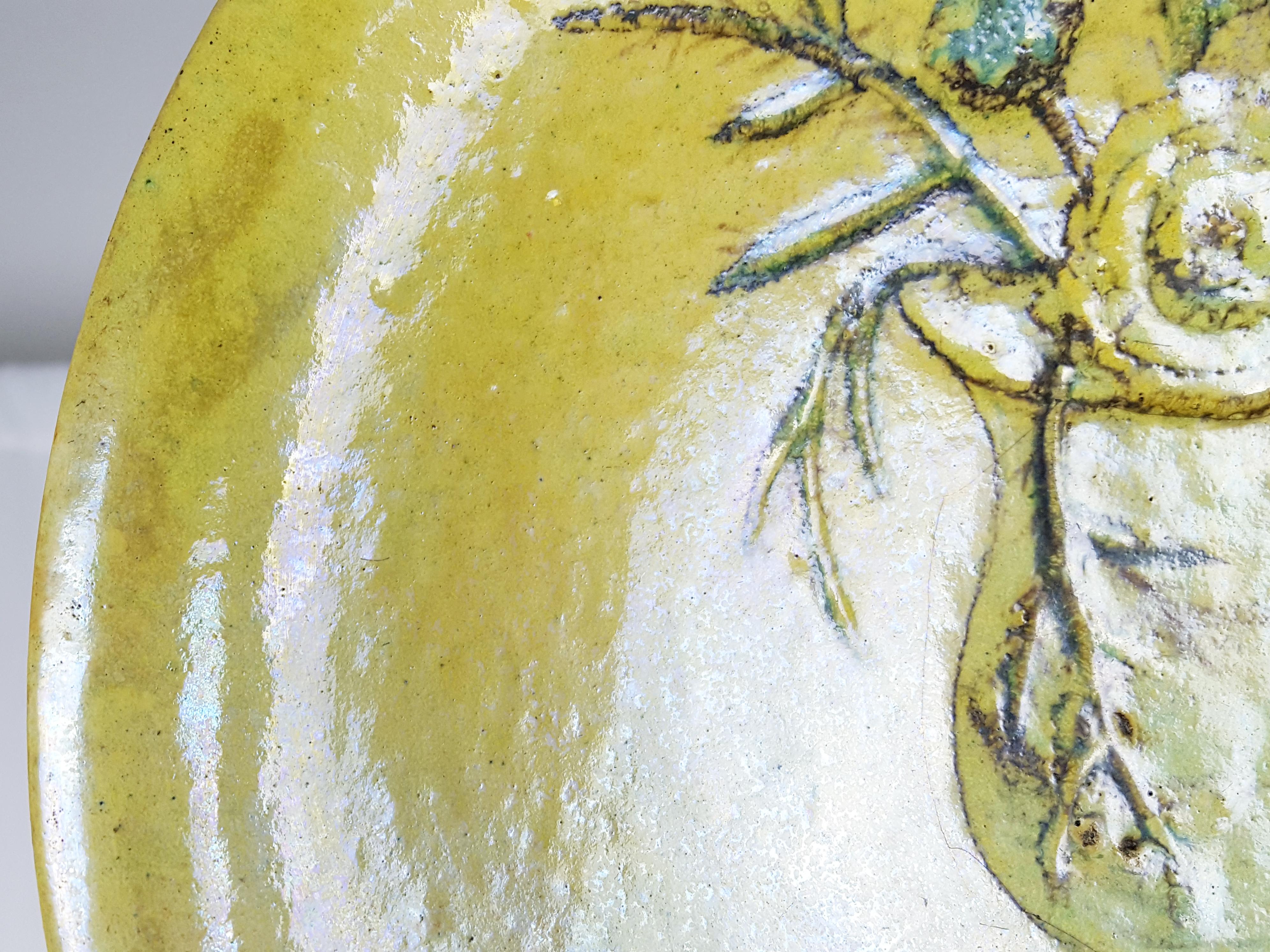 italien Assiette décorative en céramique verte moderne du milieu du siècle dernier de P. Melandri avec nature morte en vente