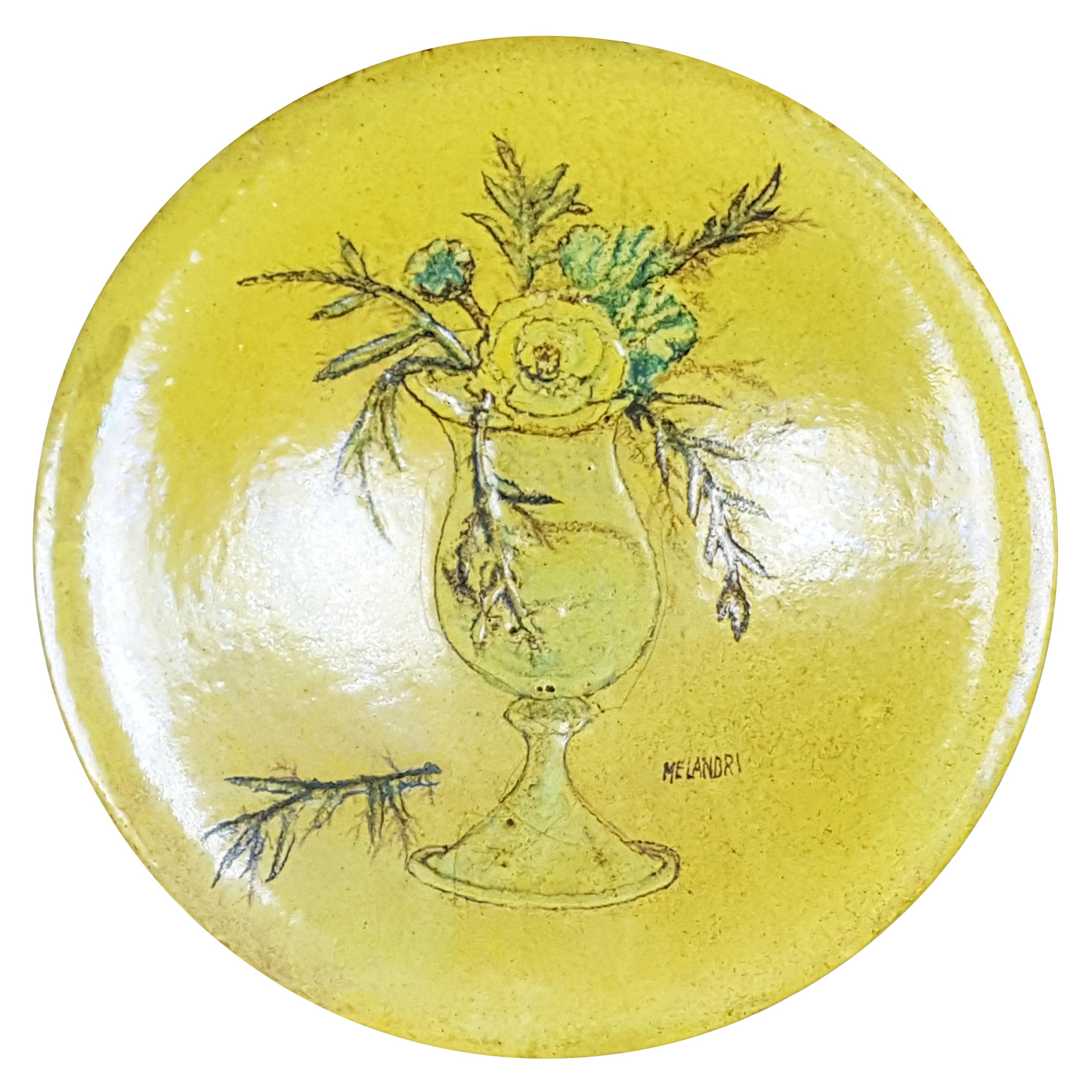 Plato decorativo de cerámica verde de mediados de siglo de P. Melandri con bodegón en venta