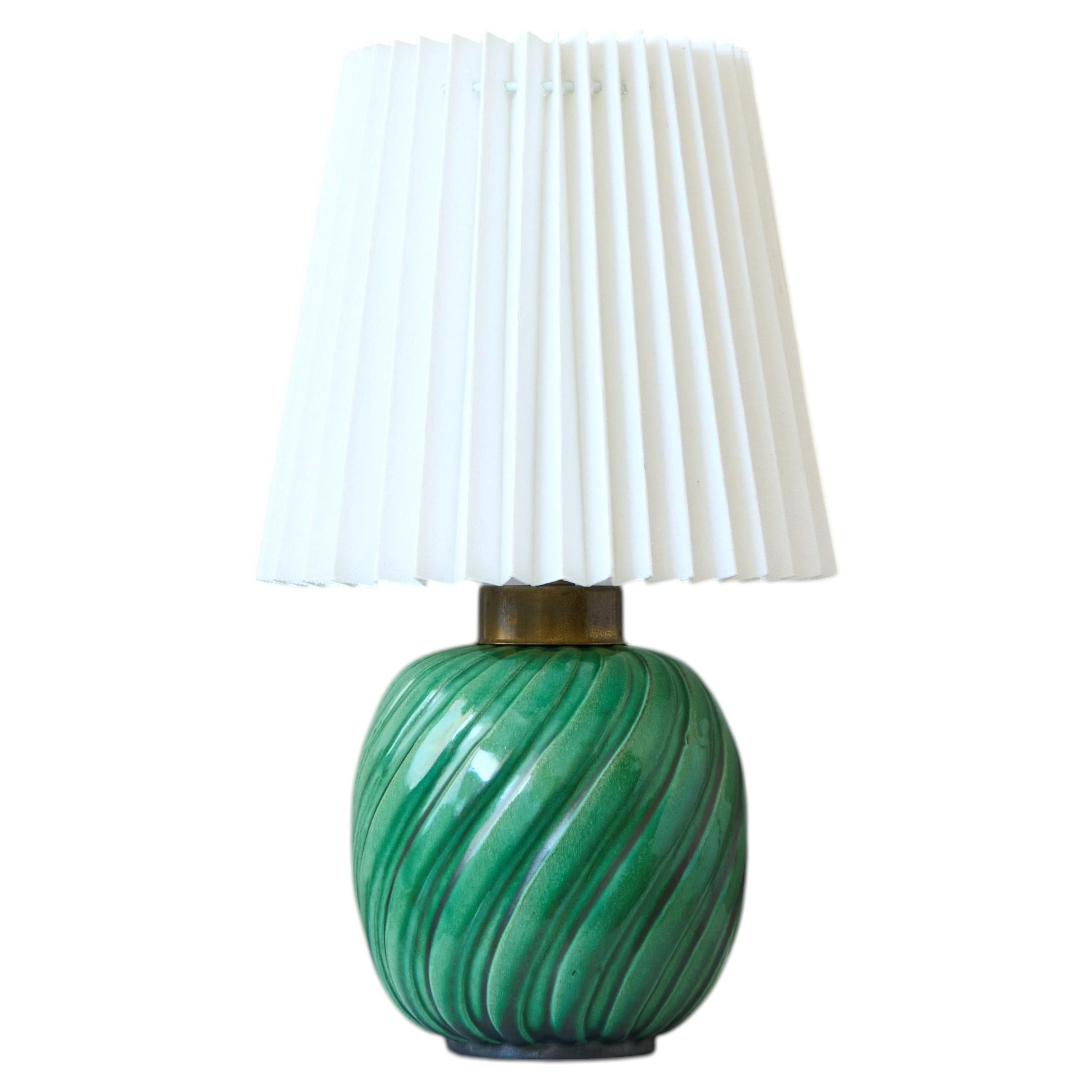 Lampe de table en céramique verte, par Anna-Lisa Thomson. Upsala Ekeby, Suède, années 1940. en vente