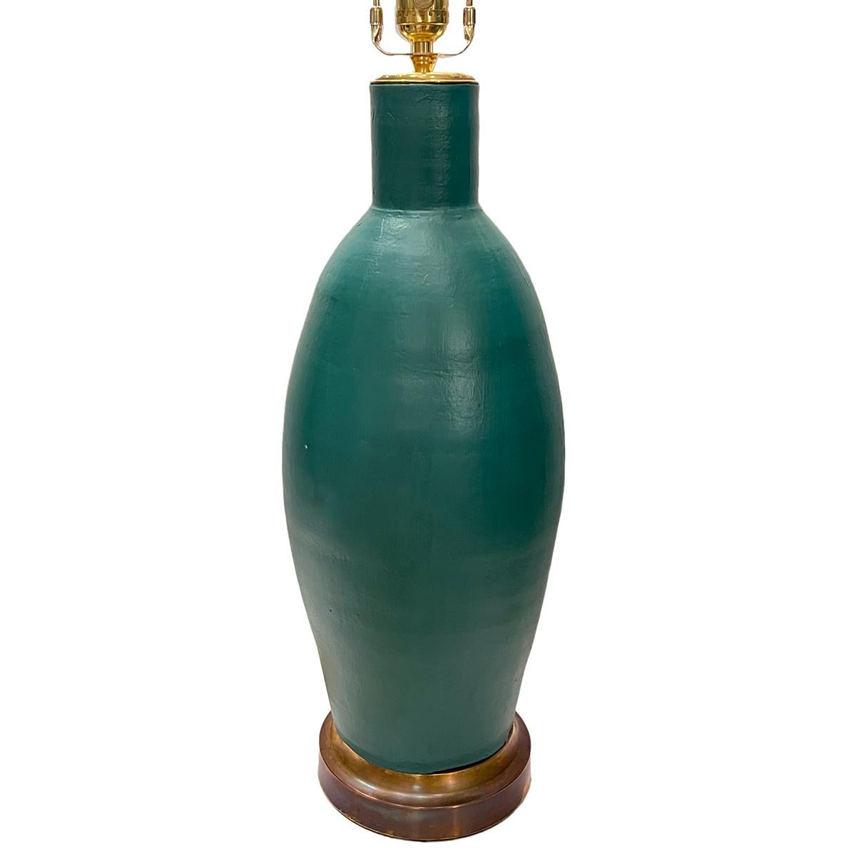 Lampe de table italienne en céramique verte datant des années 1950.

Mesures :
Hauteur du corps : 19.75