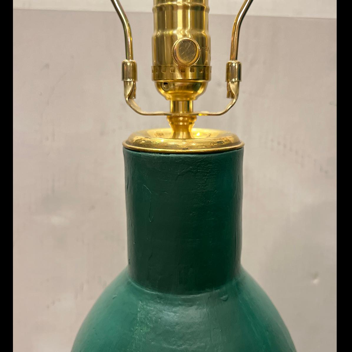italien Lampe de table en céramique verte en vente