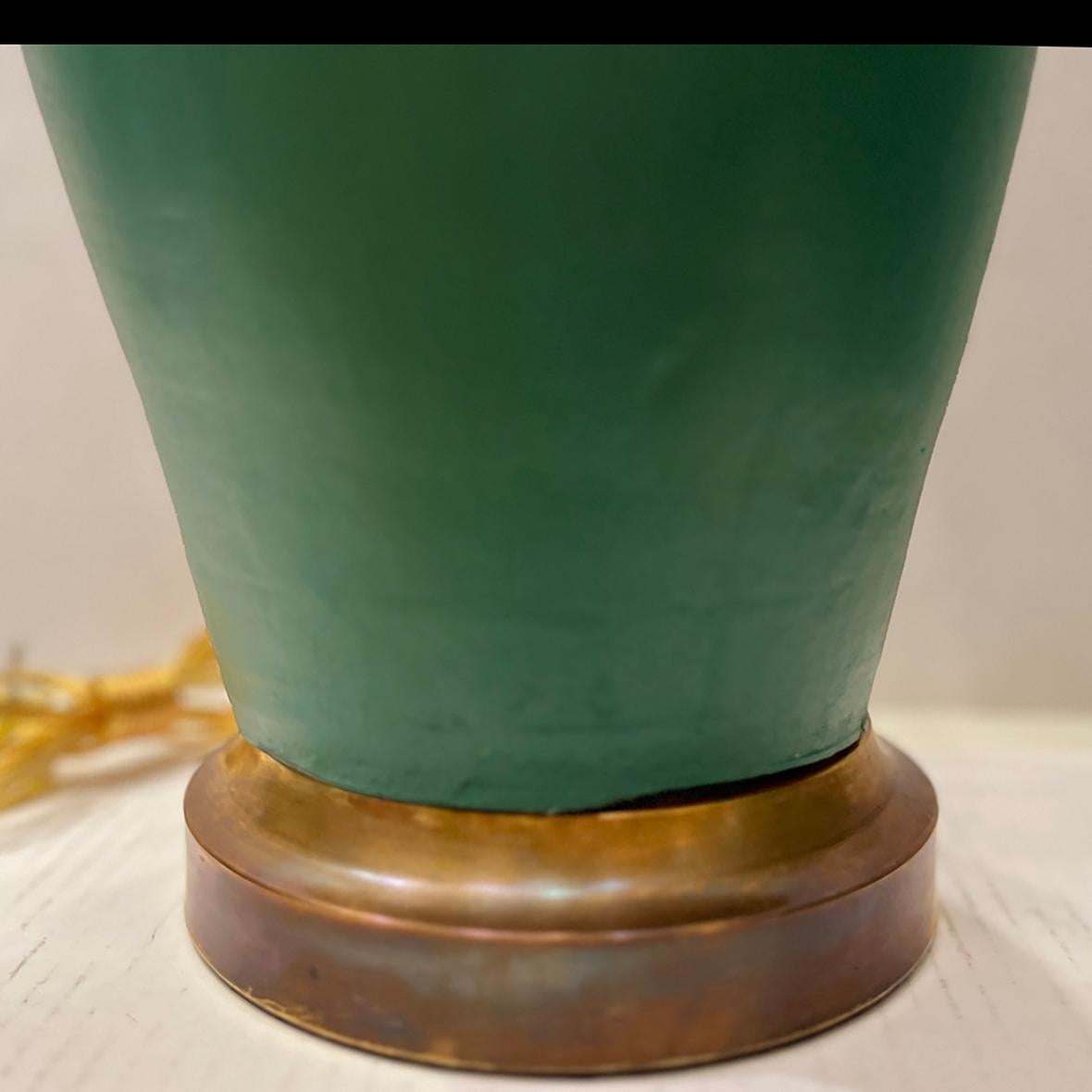 Milieu du XXe siècle Lampe de table en céramique verte en vente