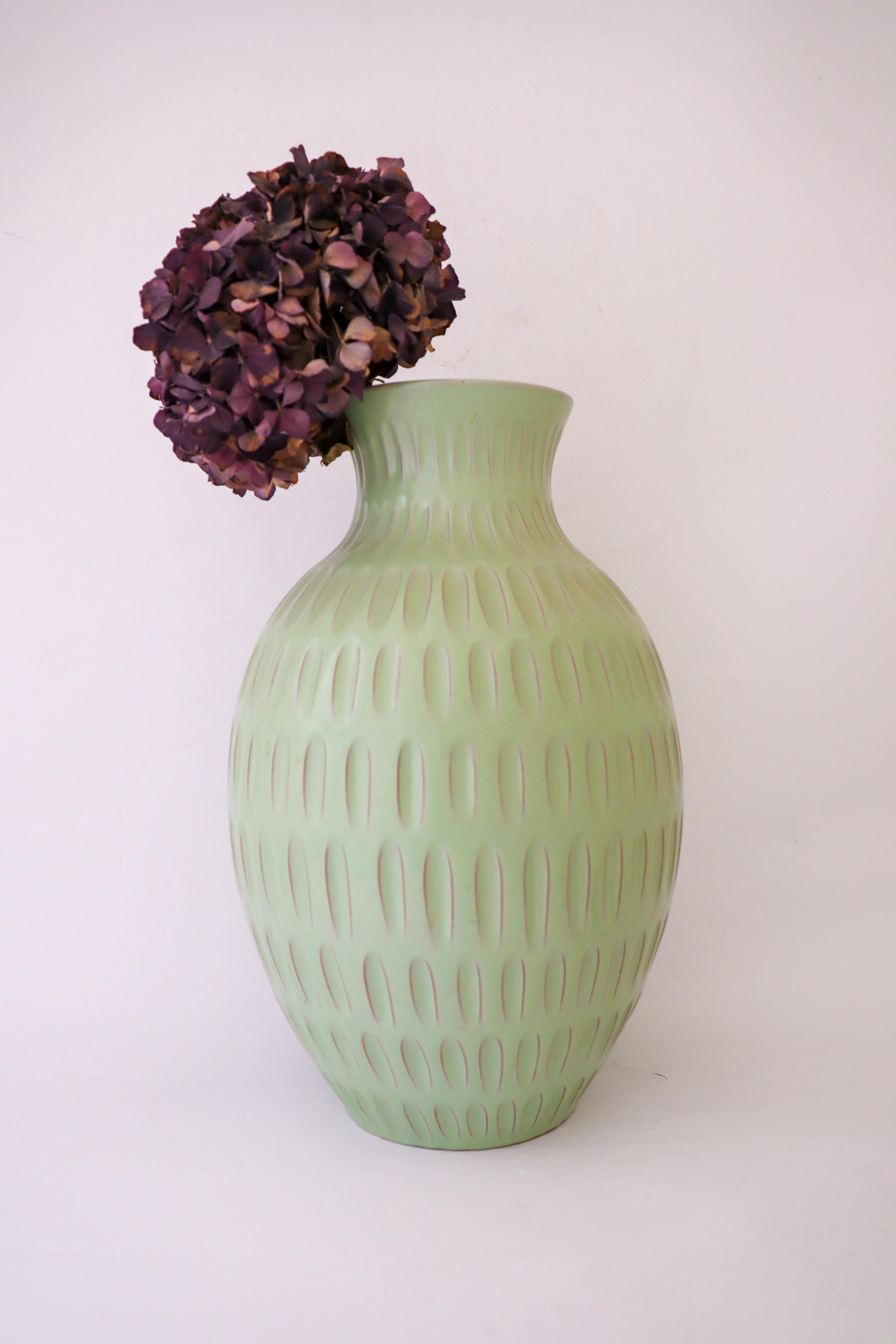 Un joli vase de sol vert conçu par Anna-Lisa Thomson à Upsala Ekeby. Le vase mesure 40,5 cm de haut et est en excellent état.  

