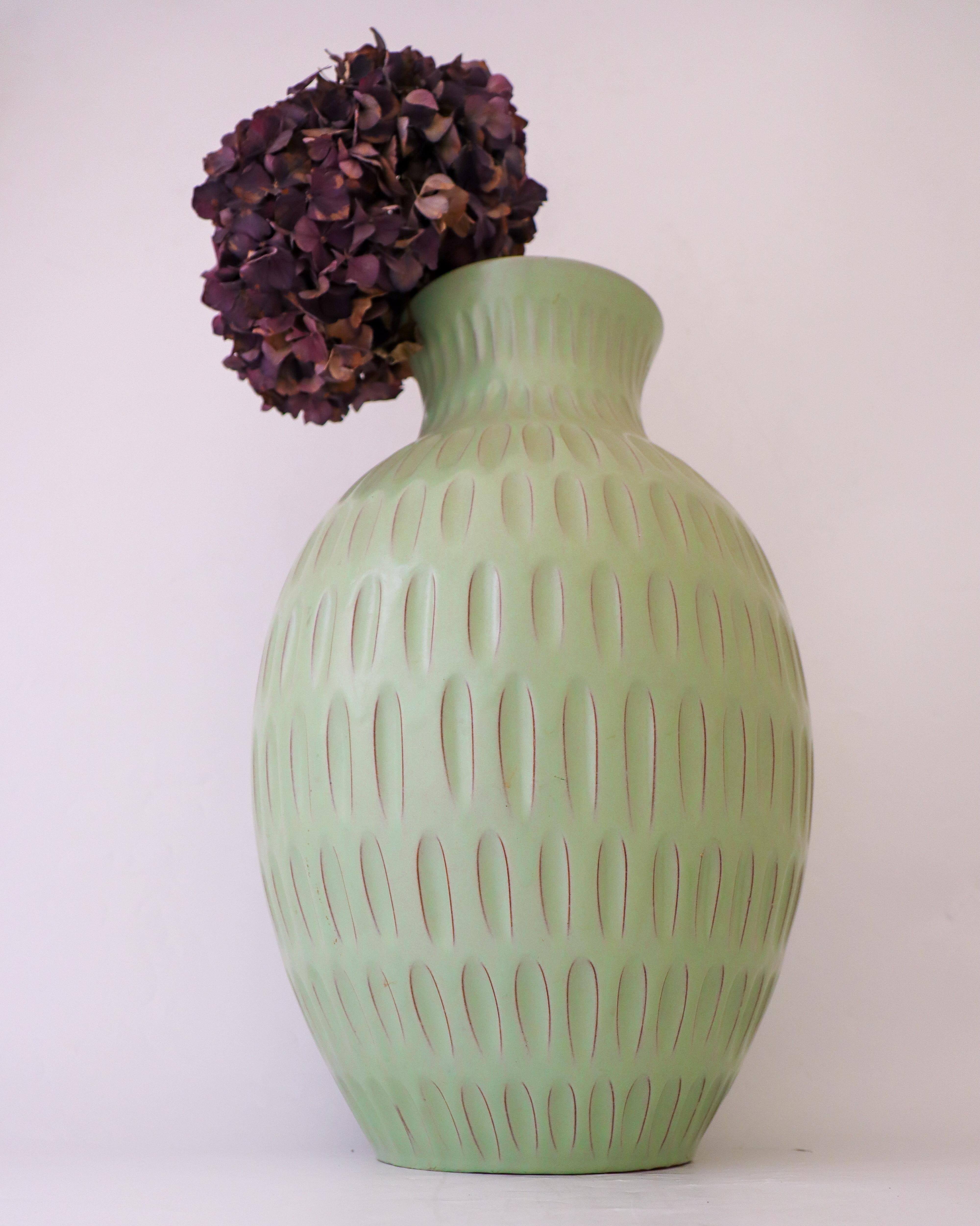 Scandinavian Modern Green ceramic vase - Anna-Lisa Thomson - Upsala Ekeby - 1940s For Sale
