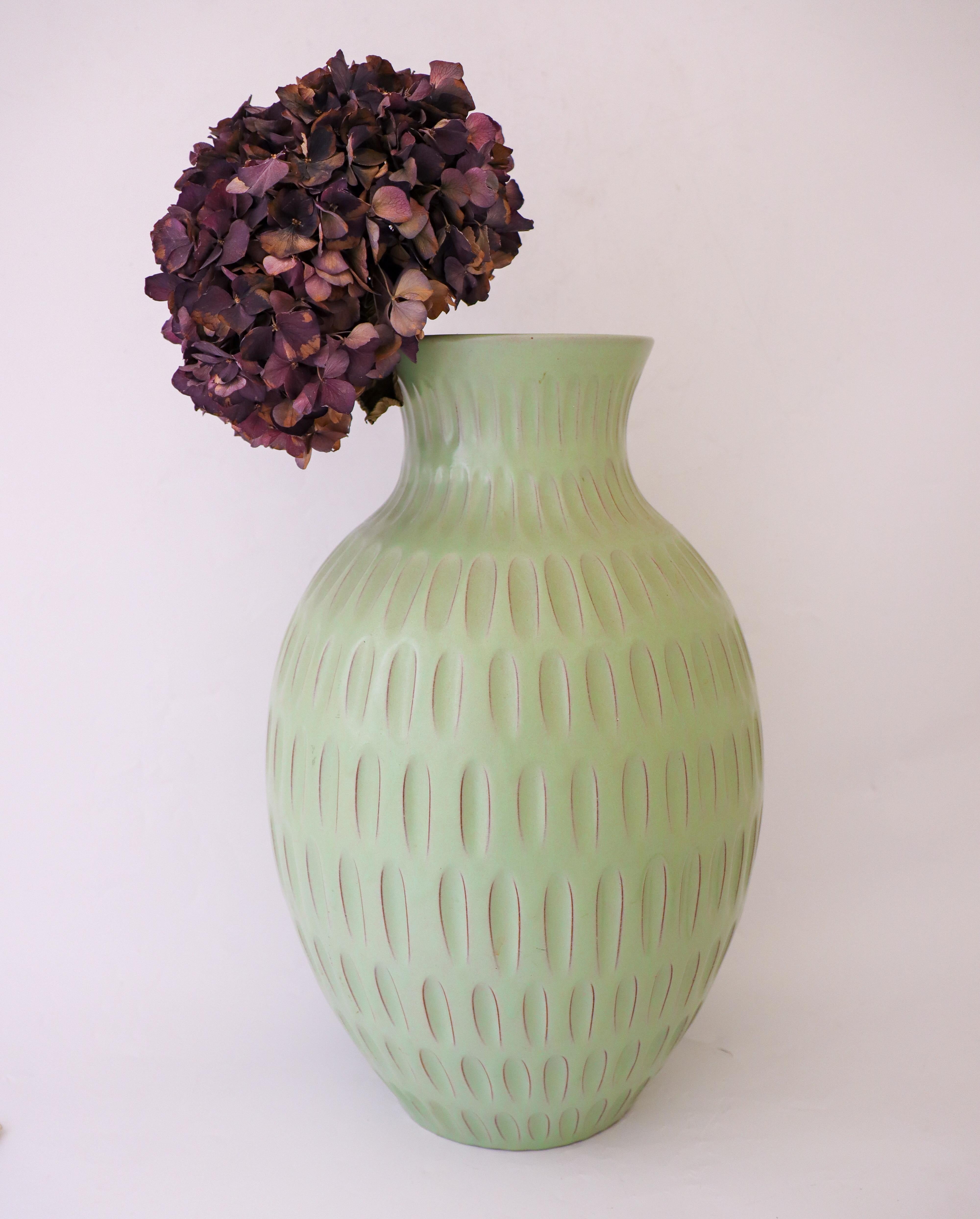 Green ceramic vase - Anna-Lisa Thomson - Upsala Ekeby - 1940s In Excellent Condition For Sale In Stockholm, SE
