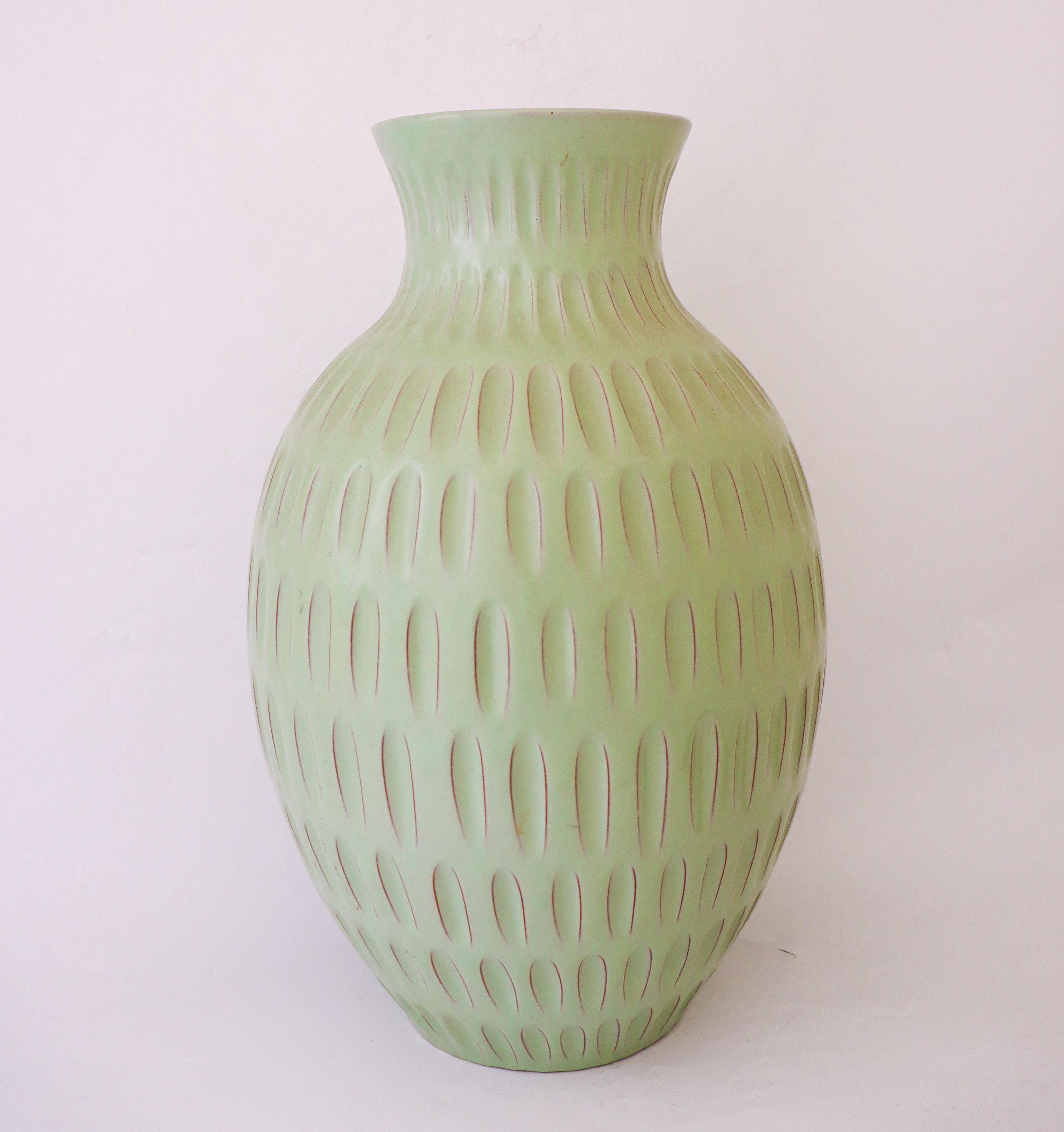 Milieu du XXe siècle Vase vert Anna-Lisa Thomson - Upsala Ekeby - années 1940 en vente