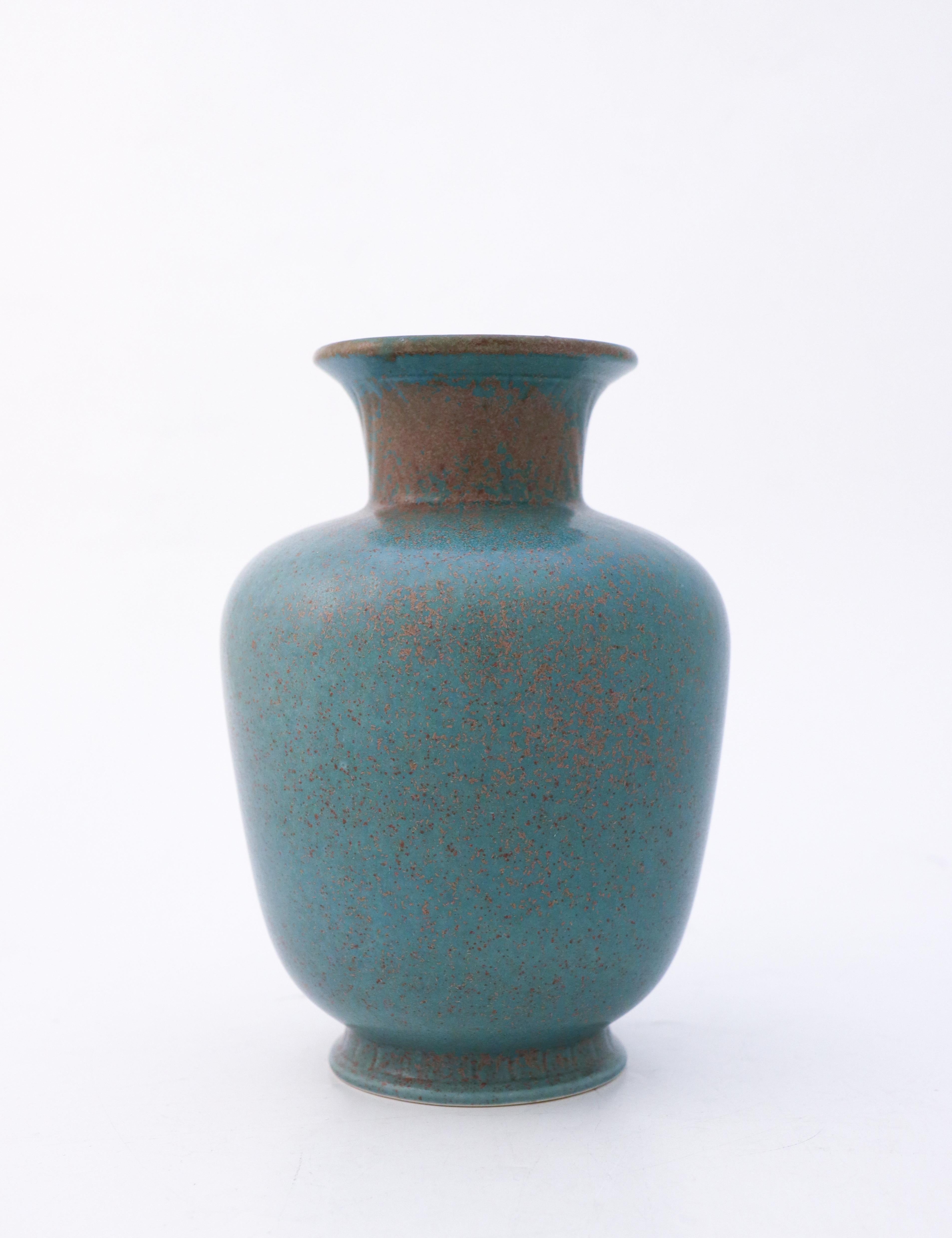 Scandinave moderne Vase en céramique verte, Gunnar Nylund, Rörstrand, Scandinavian Midcentury Vintage en vente