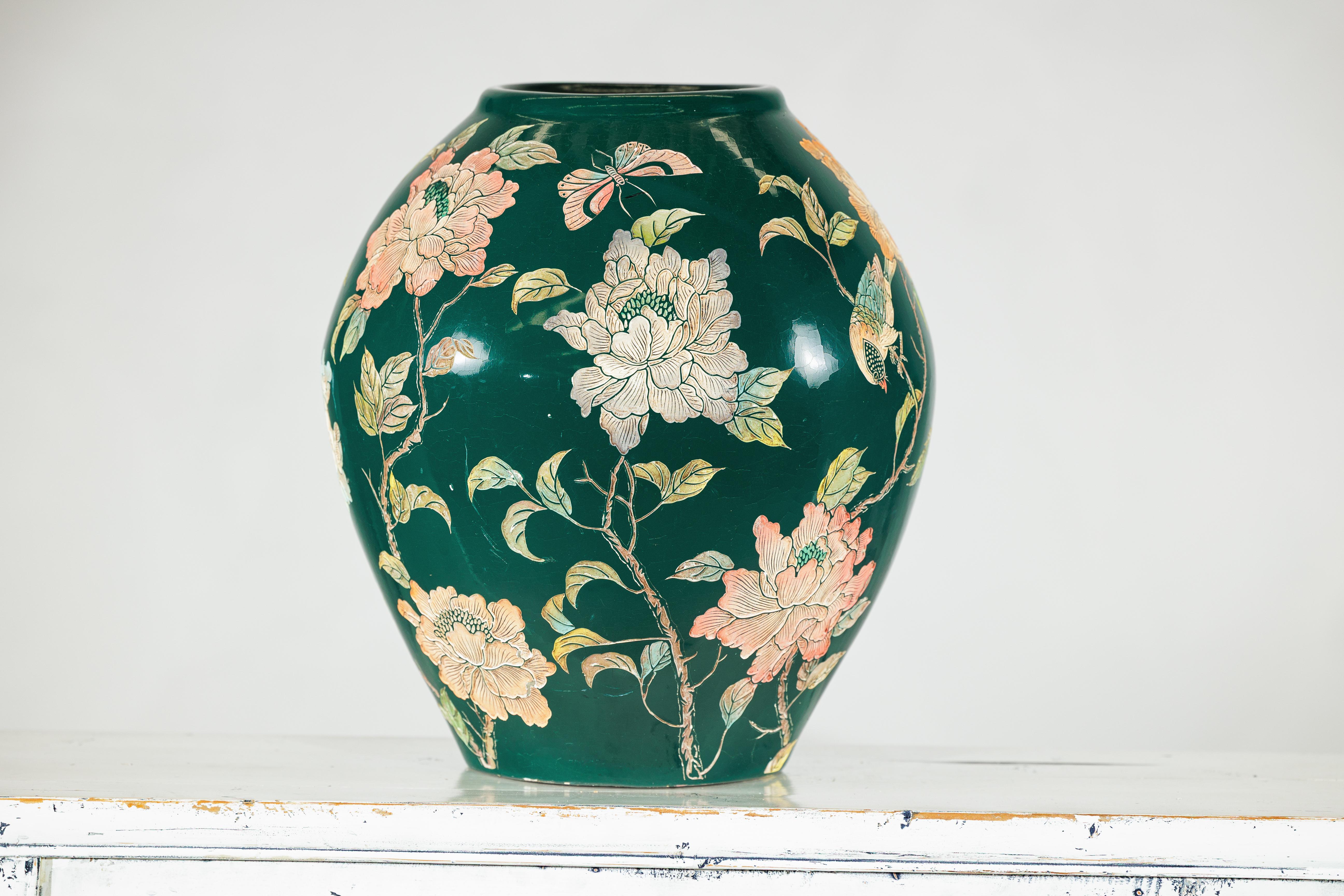 Jarrón de cerámica verde con pájaros, mariposas y decoración floral en venta 4