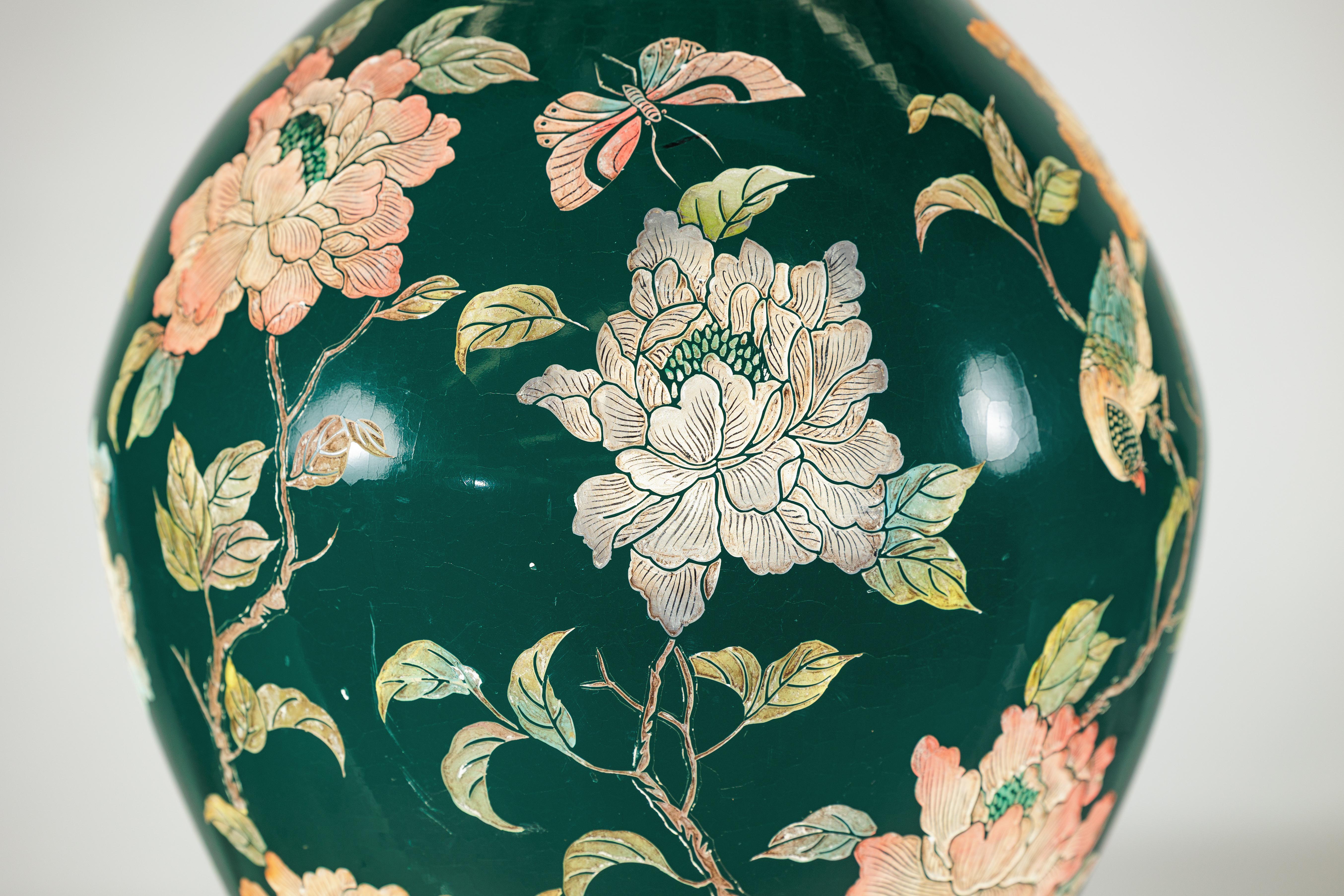 Jarrón de cerámica verde con pájaros, mariposas y decoración floral en venta 5