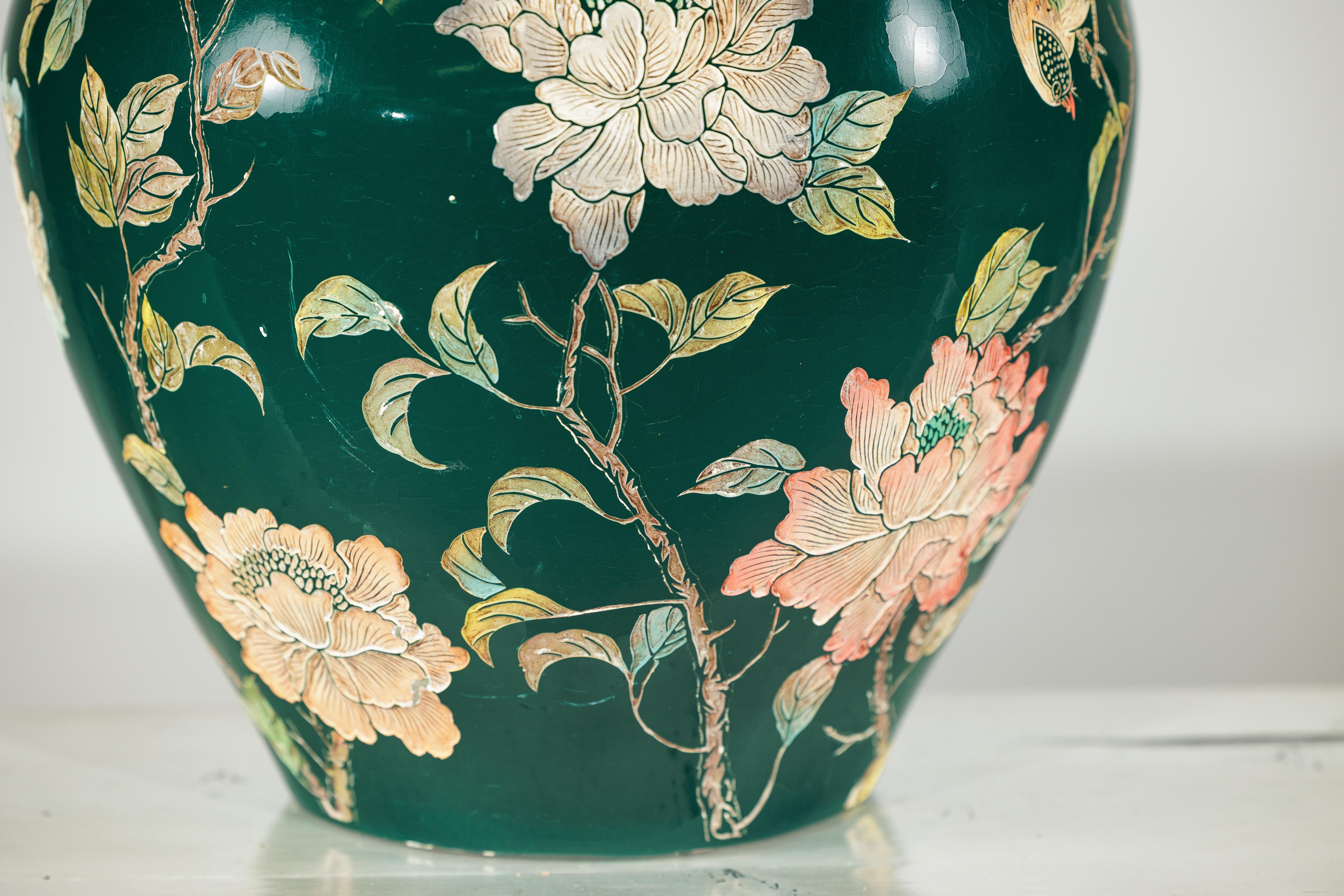 Jarrón de cerámica verde con pájaros, mariposas y decoración floral en venta 6