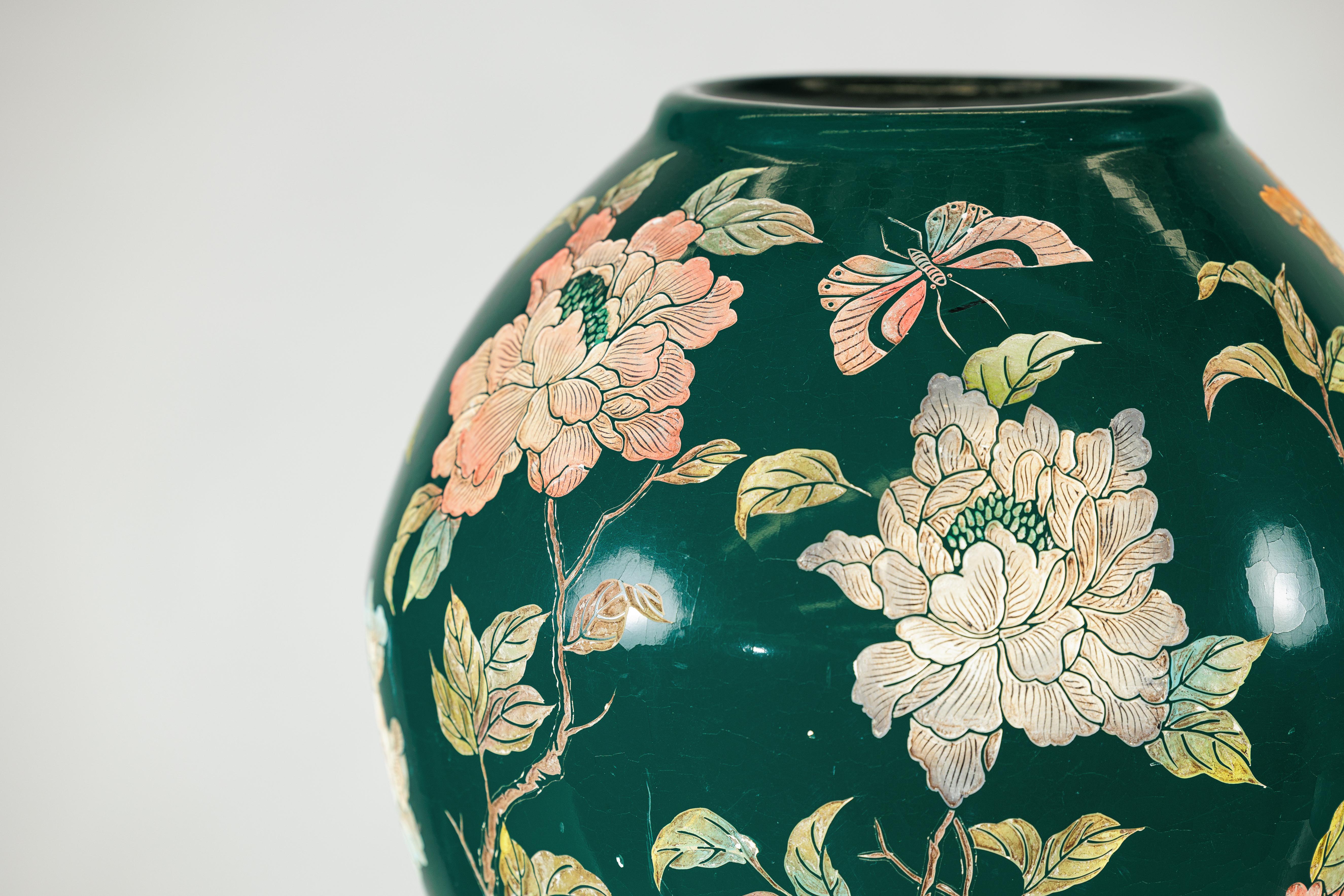 Jarrón de cerámica verde con pájaros, mariposas y decoración floral en venta 7