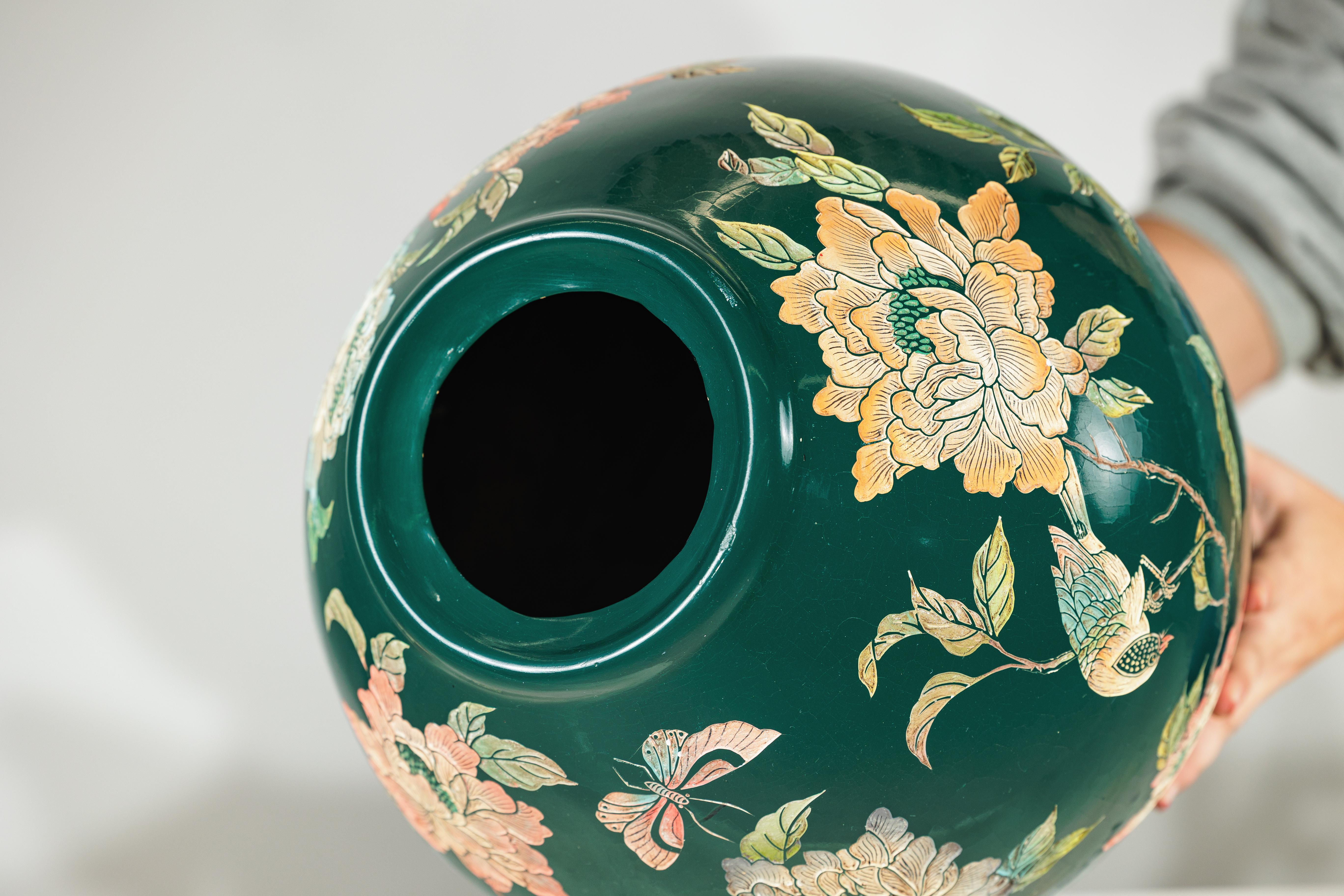 Jarrón de cerámica verde con pájaros, mariposas y decoración floral en venta 8