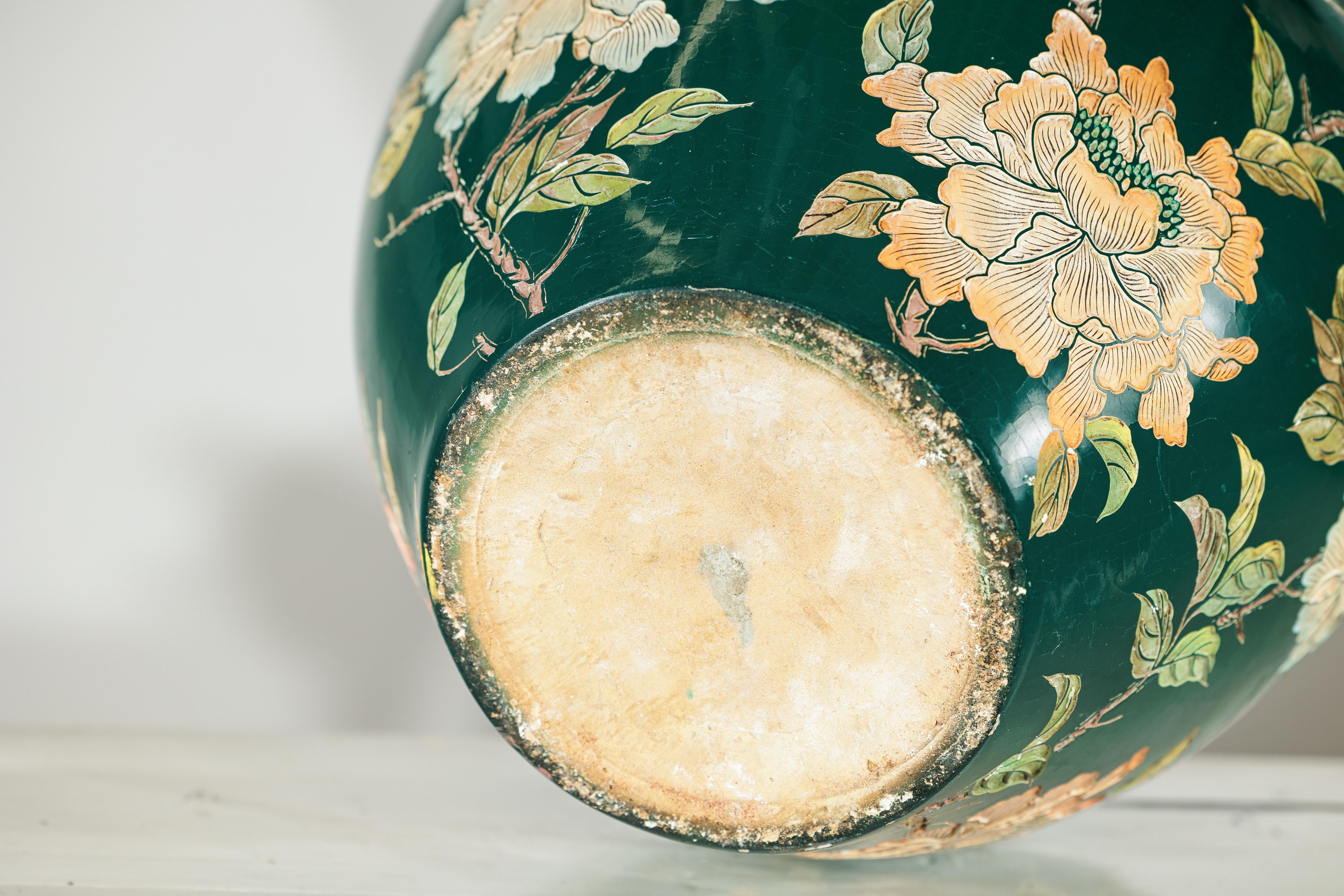 Jarrón de cerámica verde con pájaros, mariposas y decoración floral en venta 9