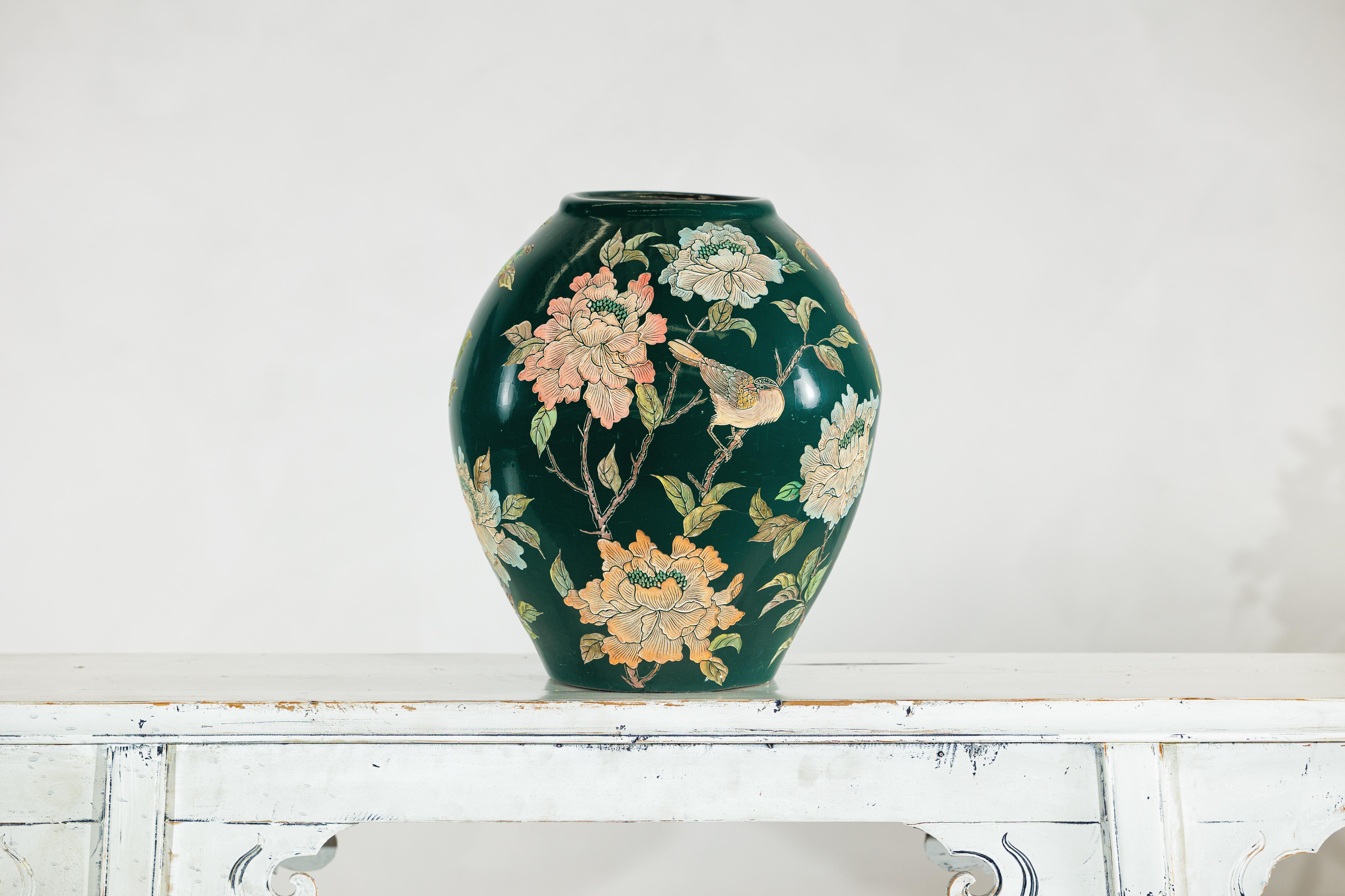 Jarrón de cerámica verde con pájaros, mariposas y decoración floral en venta 10