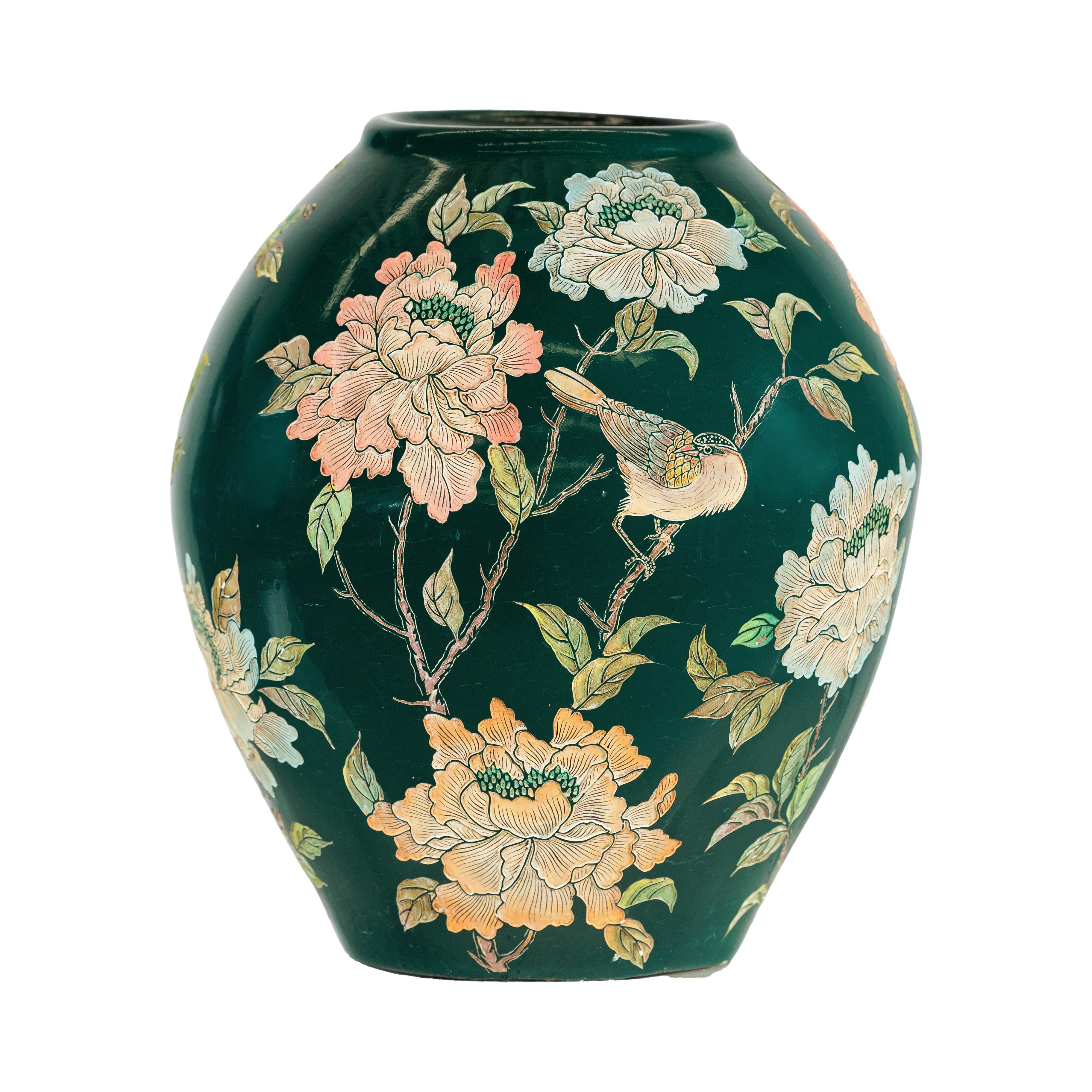 Jarrón de cerámica verde con pájaros, mariposas y decoración floral en venta 11