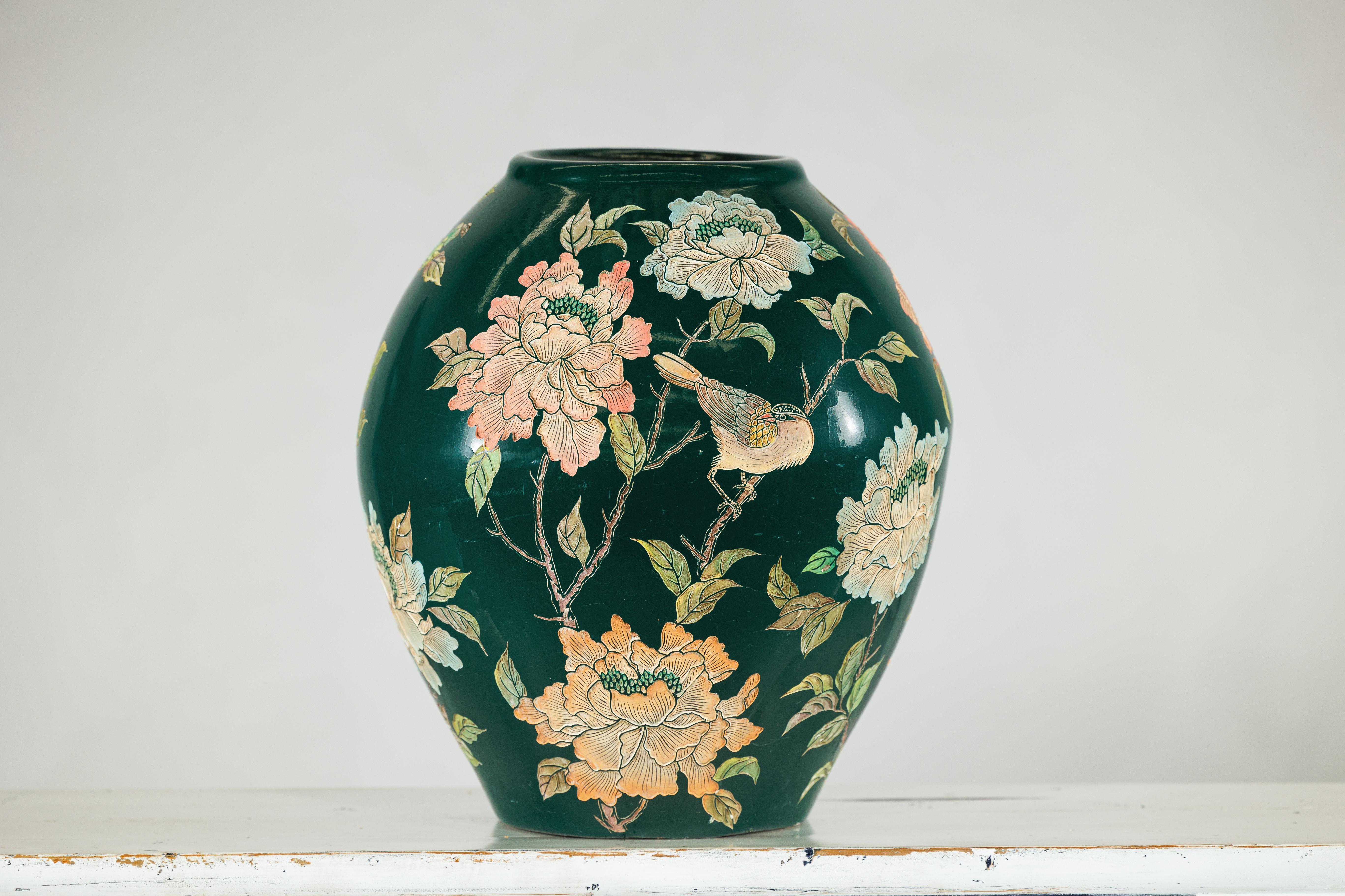 Jarrón de cerámica verde con pájaros, mariposas y decoración floral Cerámico en venta