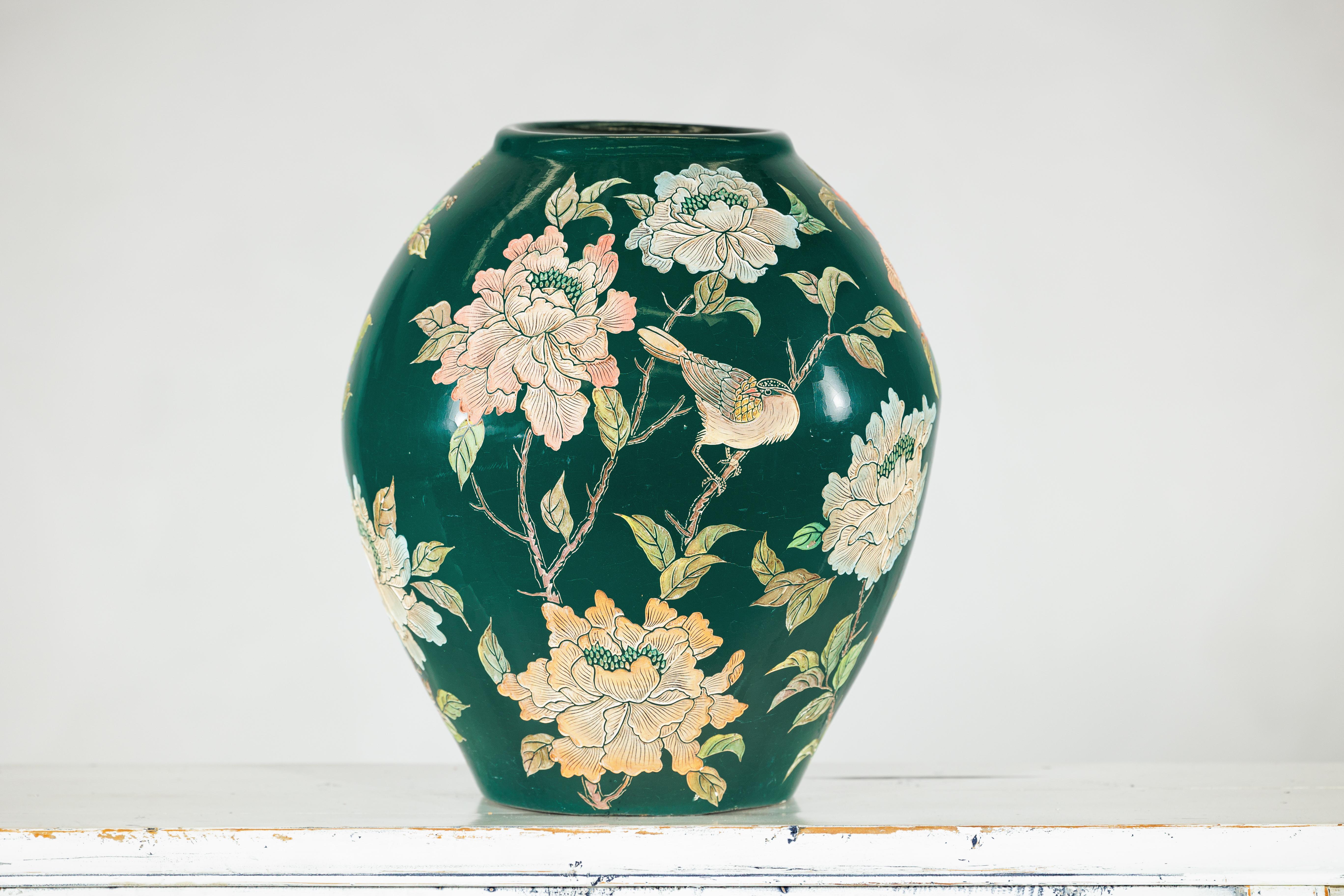 Jarrón de cerámica verde con pájaros, mariposas y decoración floral en venta 1