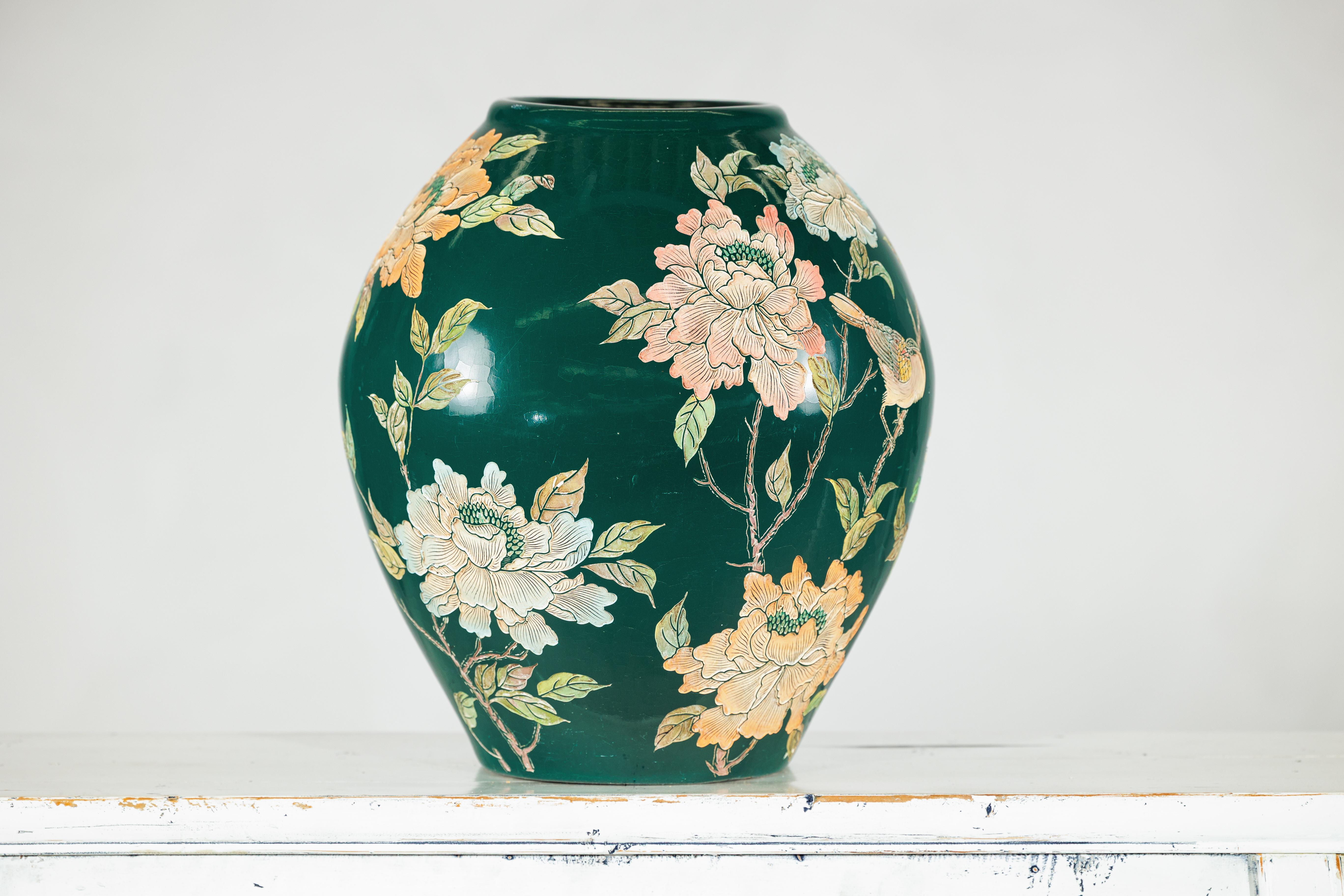 Jarrón de cerámica verde con pájaros, mariposas y decoración floral en venta 2