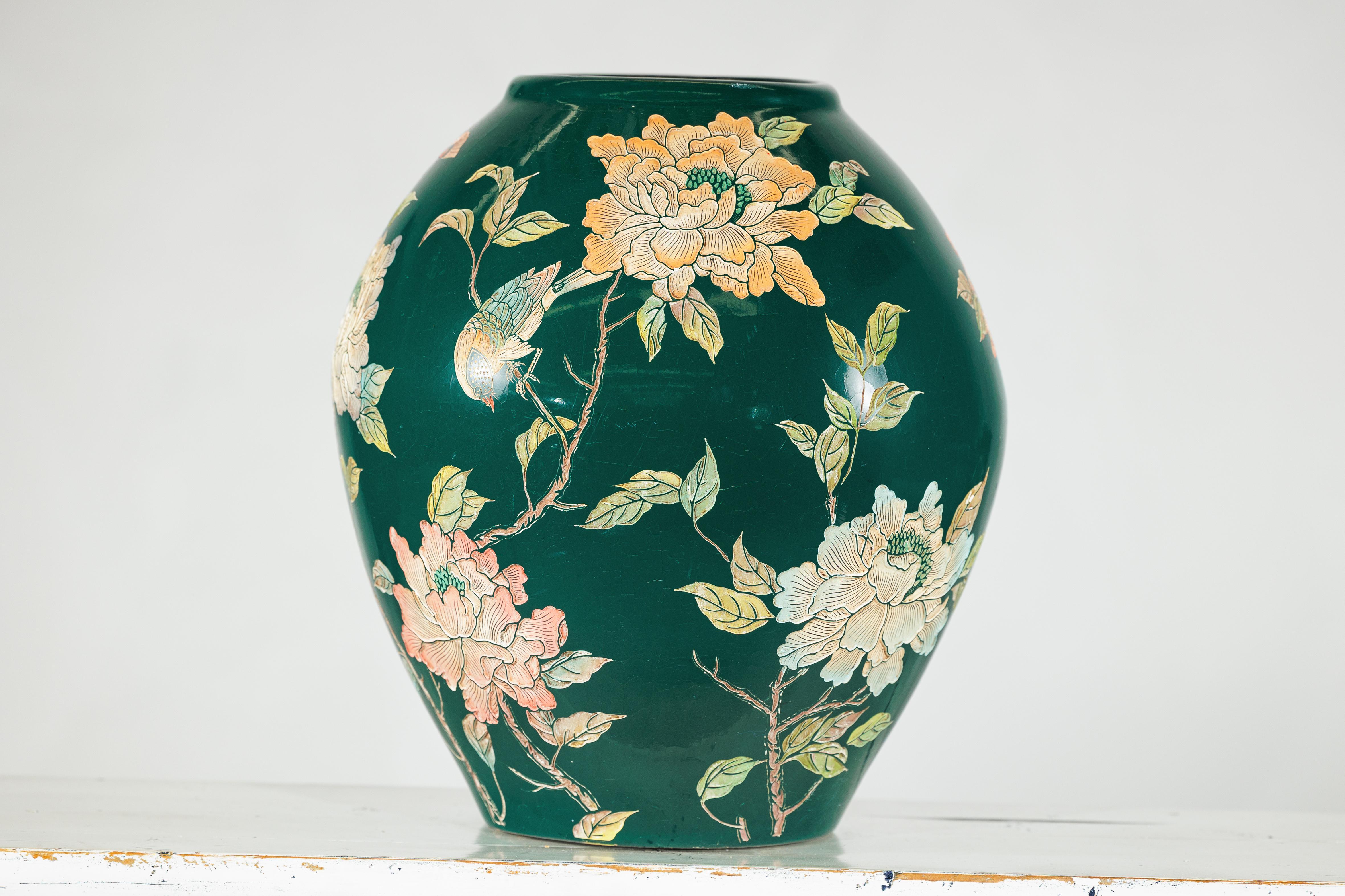 Jarrón de cerámica verde con pájaros, mariposas y decoración floral en venta 3