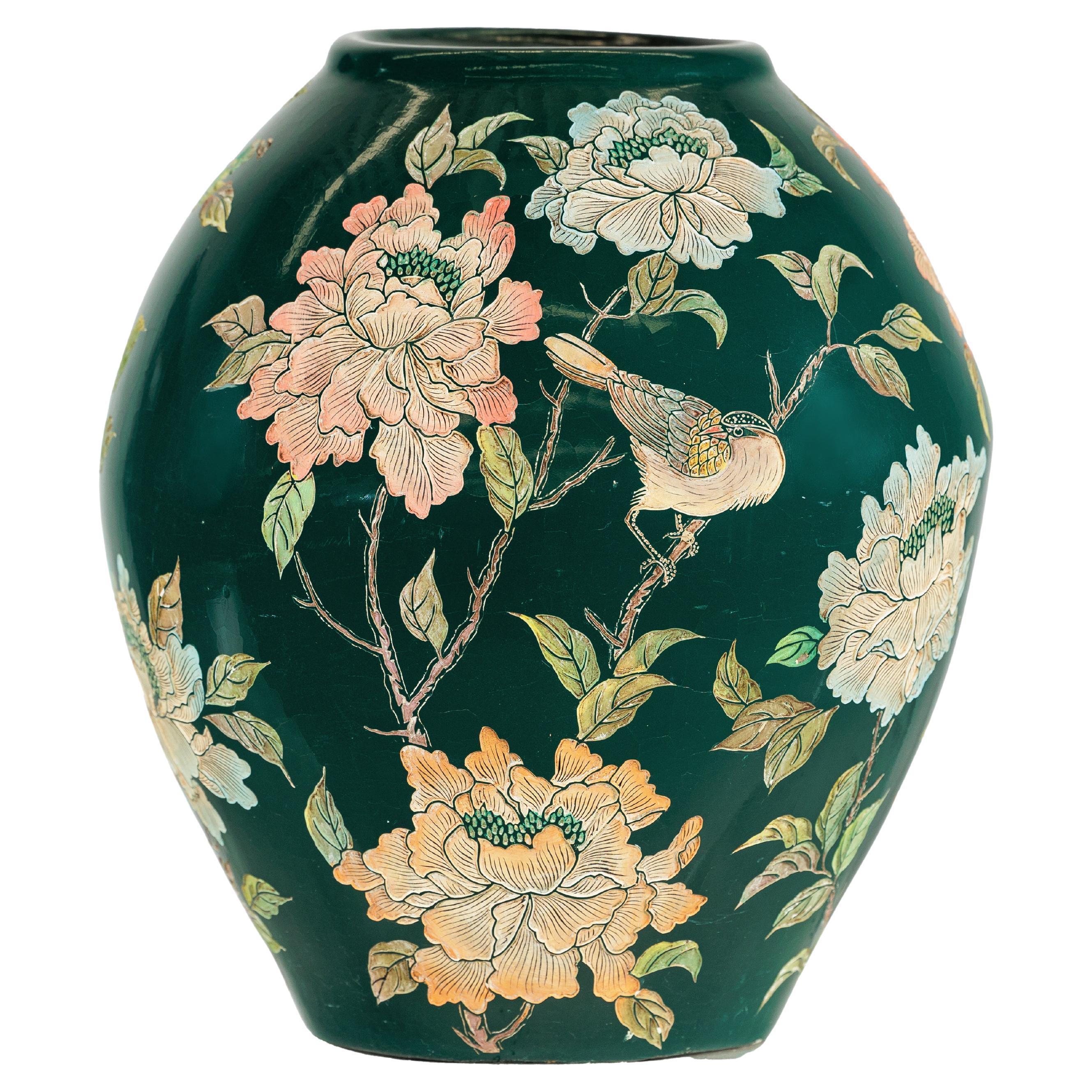 Jarrón de cerámica verde con pájaros, mariposas y decoración floral en venta