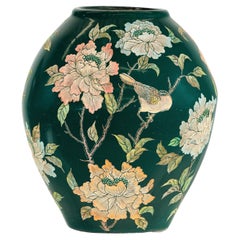 Jarrón de cerámica verde con pájaros, mariposas y decoración floral