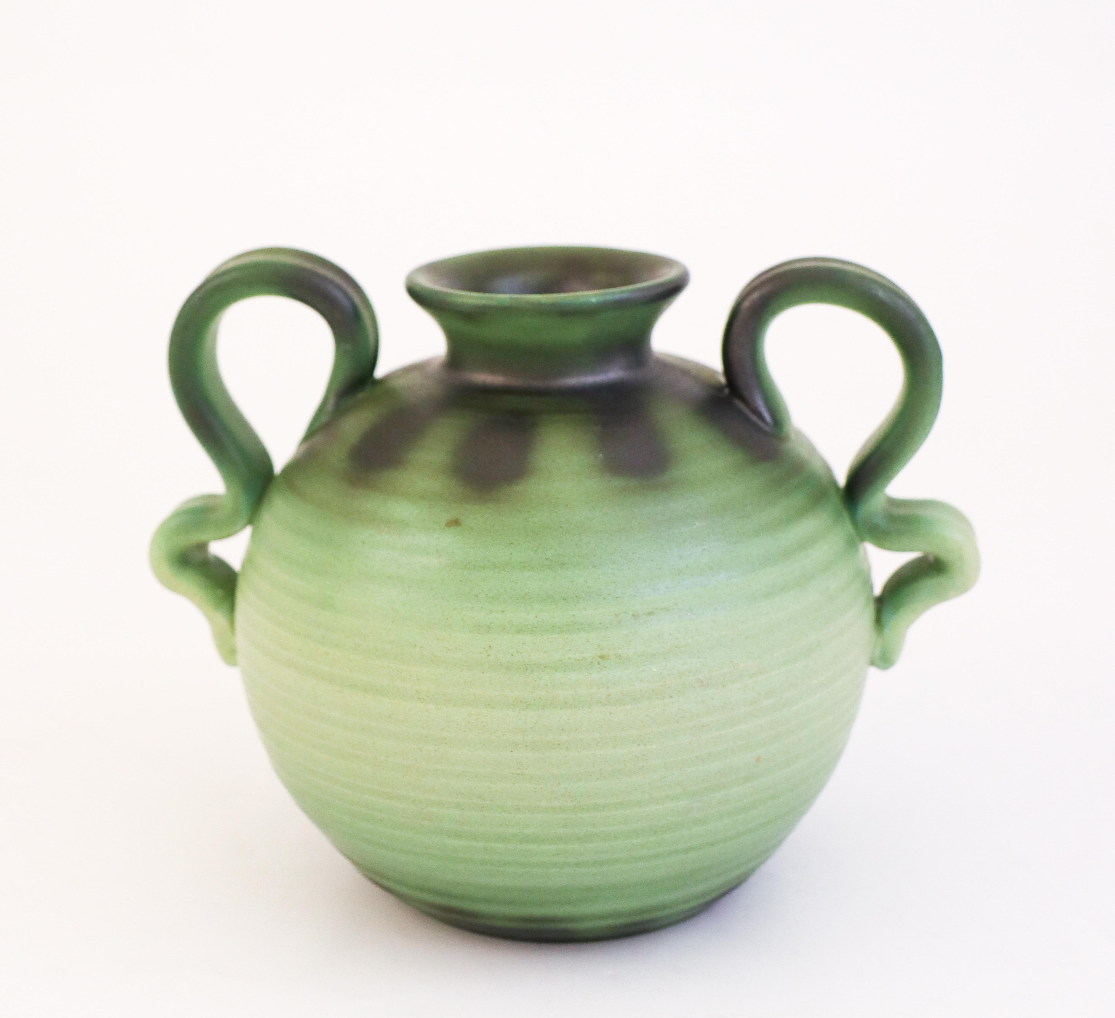 Un delizioso vaso verde art déco in ceramica con deliziosi manici, disegnato da Eva Jancke-Björk presso Bo Fajans a Gefle negli anni '40. Il vaso misura 13,5 cm di altezza e 16,5 cm di diametro. È in condizioni eccellenti. 