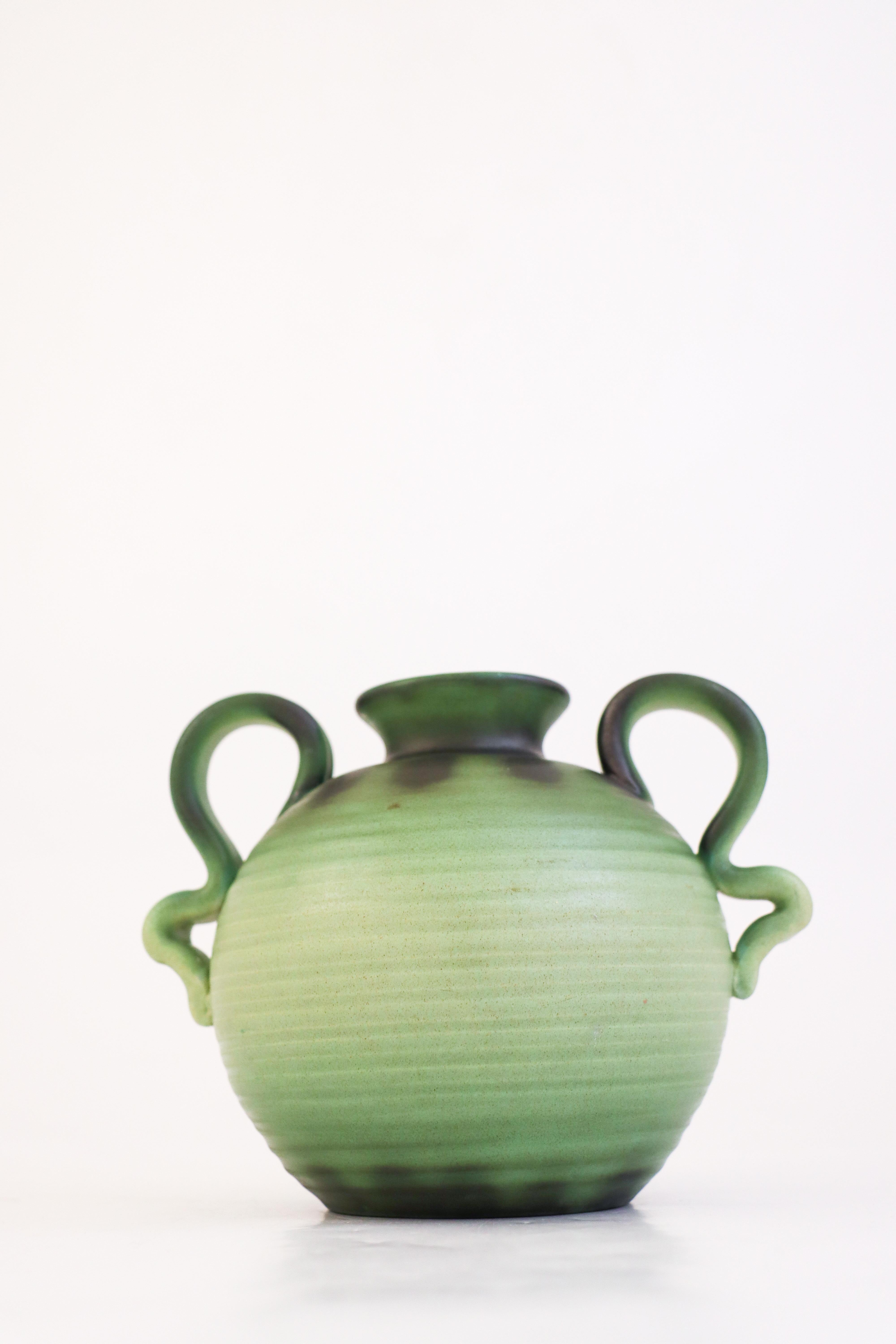 Scandinavo moderno Vaso in ceramica verde con manici Eva Jancke-Björk - Bo Fajans 1940s in vendita