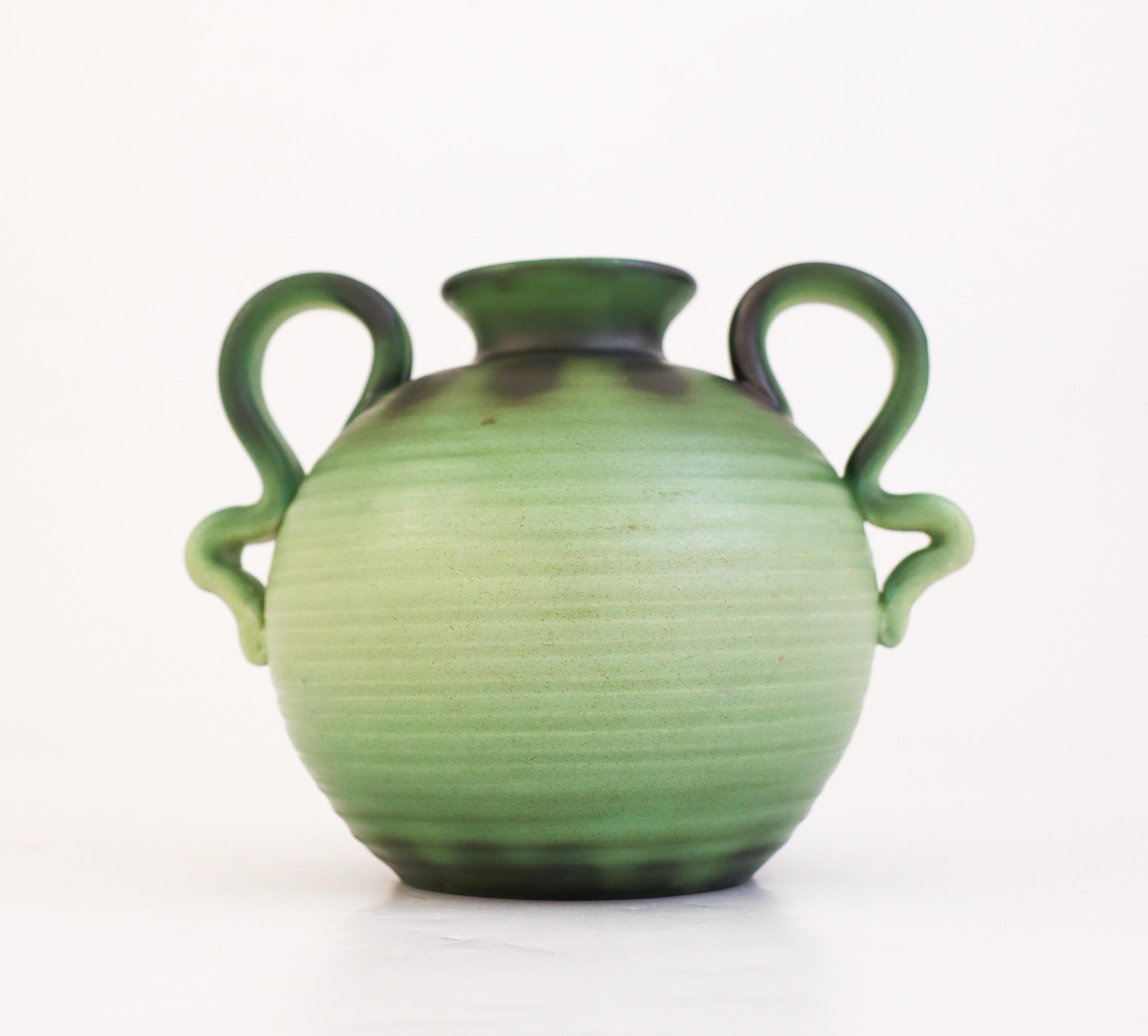 Svedese Vaso in ceramica verde con manici Eva Jancke-Björk - Bo Fajans 1940s in vendita