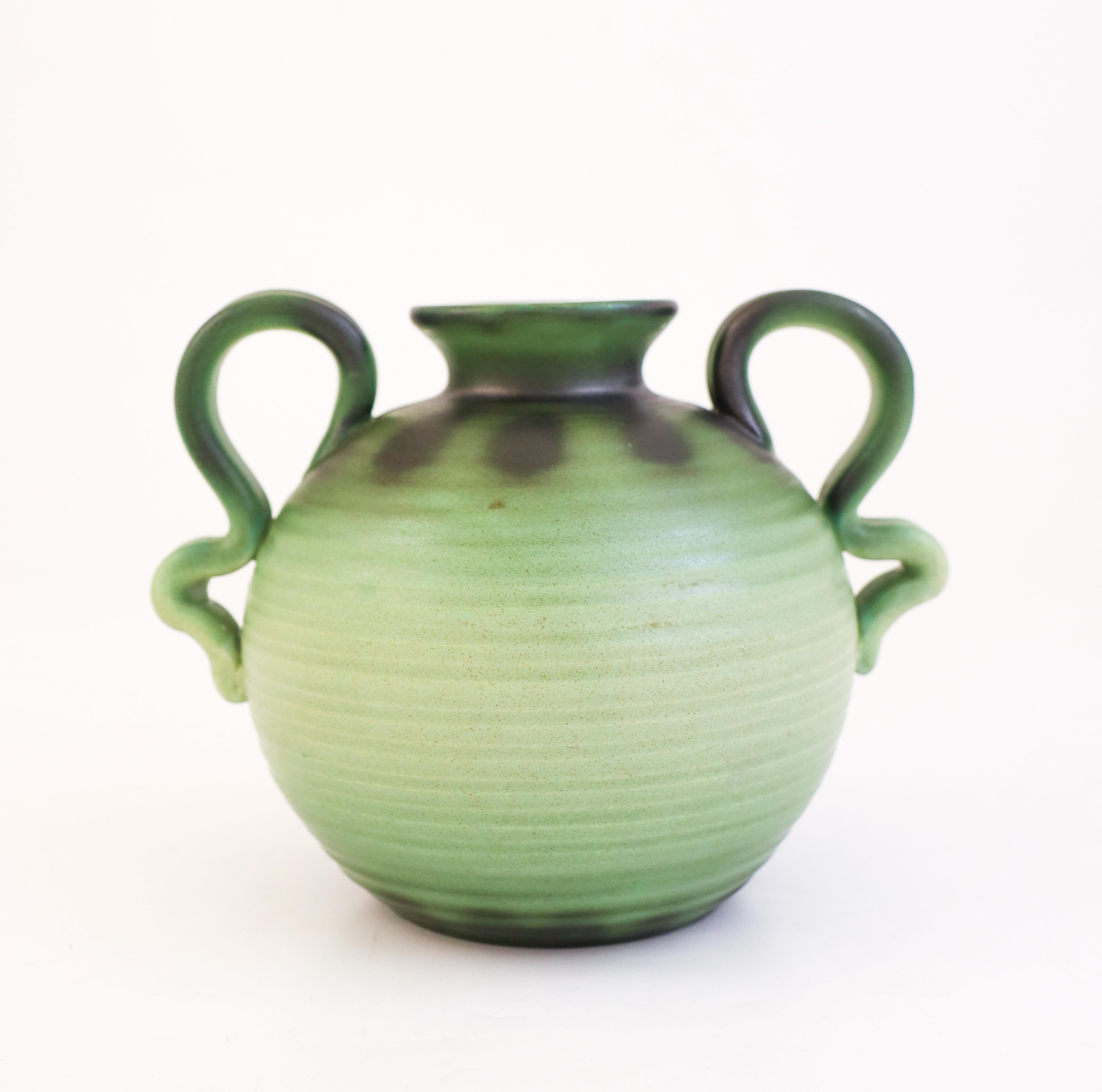 Smaltato Vaso in ceramica verde con manici Eva Jancke-Björk - Bo Fajans 1940s in vendita